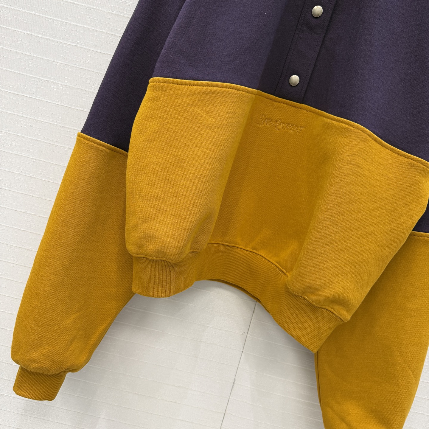 强烈推荐❤️YSL春季新品拼色高领卫衣，紫+黄撞色设计超吸睛，春日氛围感满满。高品质纯棉卫衣面料质感超赞