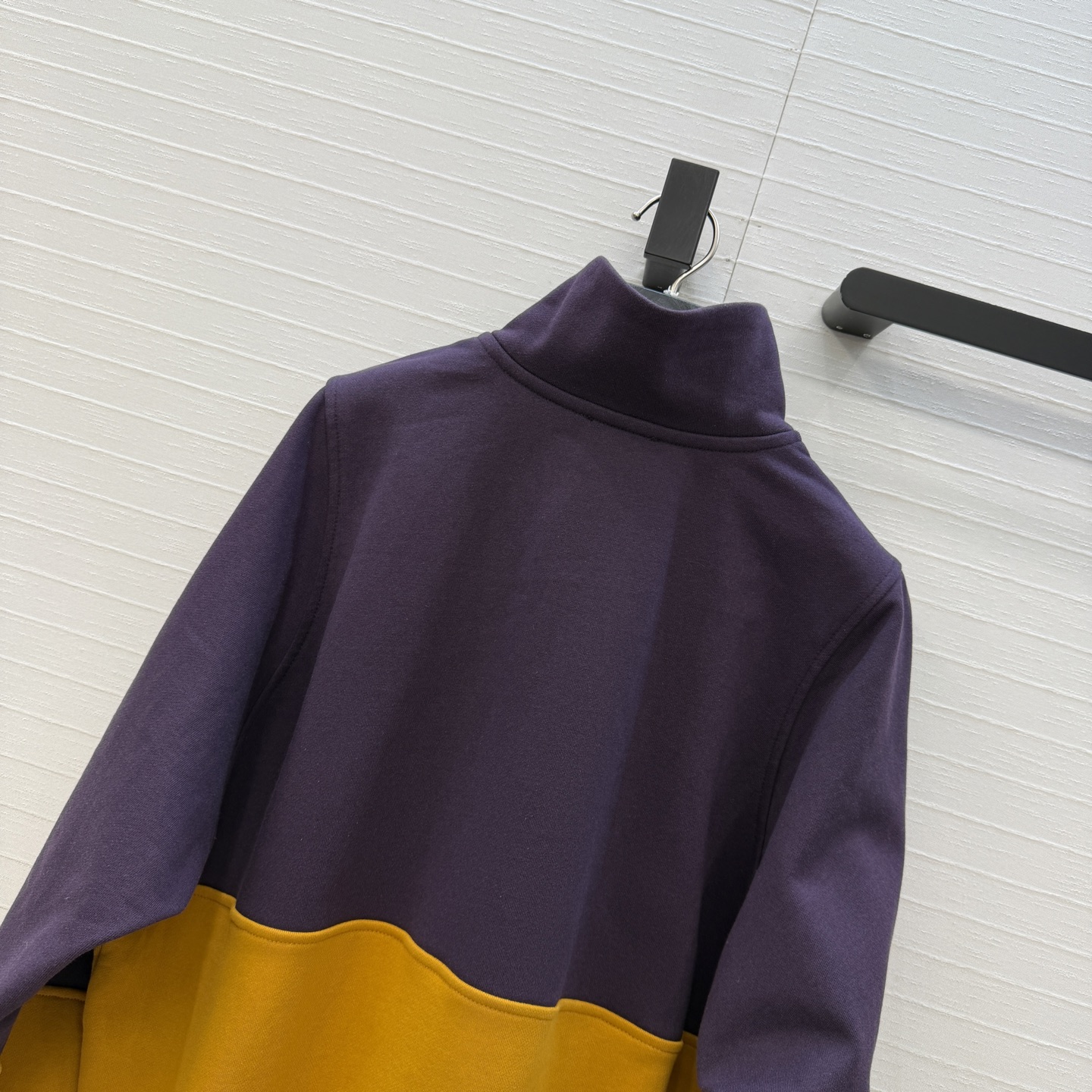 强烈推荐❤️YSL春季新品拼色高领卫衣，紫+黄撞色设计超吸睛，春日氛围感满满。高品质纯棉卫衣面料质感超赞