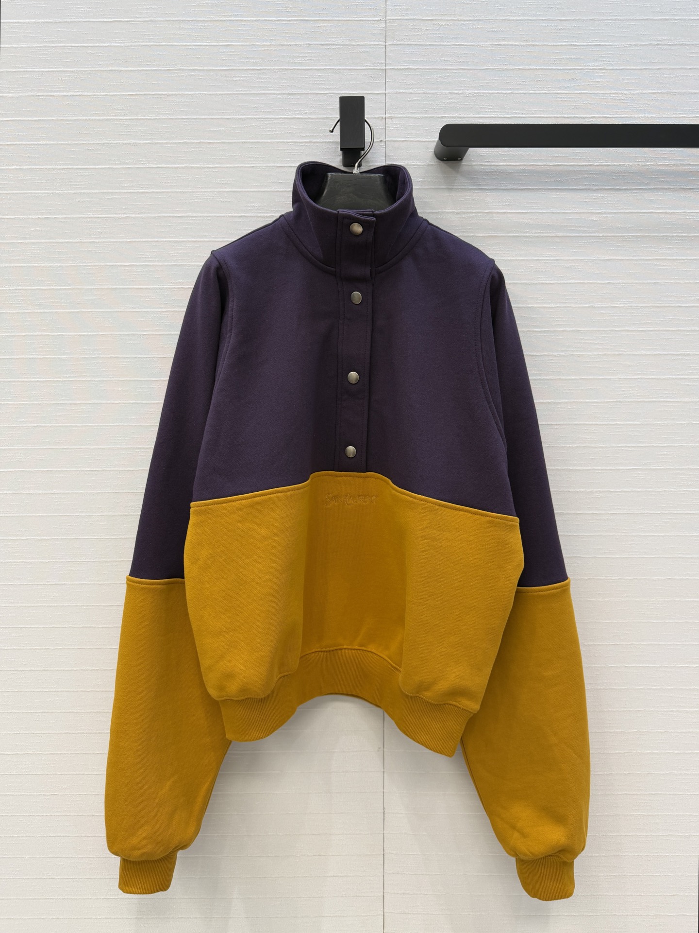 NO:689648,Highly recommend YSL's new spring color-blocked turtleneck sweatshirt. The purple + yellow contrasting design is super eye-catching and full of spring atmosphere. The high-quality pure cotton sweatshirt fabric has a great texture and is stress-free for daily wear. The stand-up collar + metal button details, classic logo embroidery and loose fit are not attractive. It is casual and sporty, simple and textured, and it is OK to wear alone or layered with it!  Pair it with jeans or casual pants, and you can easily get a fashionable and casual style. Three sizes in one color, size 36, shoulder width 34, bust 120, length 60..., saint laurent-clothing, saint laurent, saint laurent, hoodie, sweatshirts, jeans,19860909强烈推荐YSL春季新品拼色高领卫衣,紫+黄撞色设计超吸睛,春日氛围感满满.高品质纯棉卫衣面料质感超赞,日常穿搭无压力.立领+金属纽扣细节,经典logo刺绣宽松版型不挑人,休闲运动简约又有质感,单穿或内搭都很OK！搭配牛仔裤或休闲裤,轻松get时尚休闲风,一色三码,36码,肩宽34,胸围120,衣长60..,圣罗兰-服装,saint laurent,saint laurent,hoodie,sweatshirts,jeans,,Women's clothing