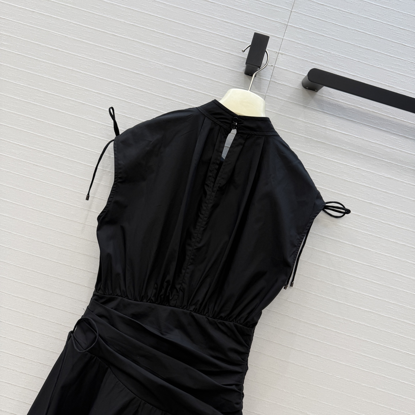 强烈推荐❤️3.1 phil*早春系列 无袖立领连衣裙，优雅知性风，肩部抽绳系带可调节设计，高腰线 不规