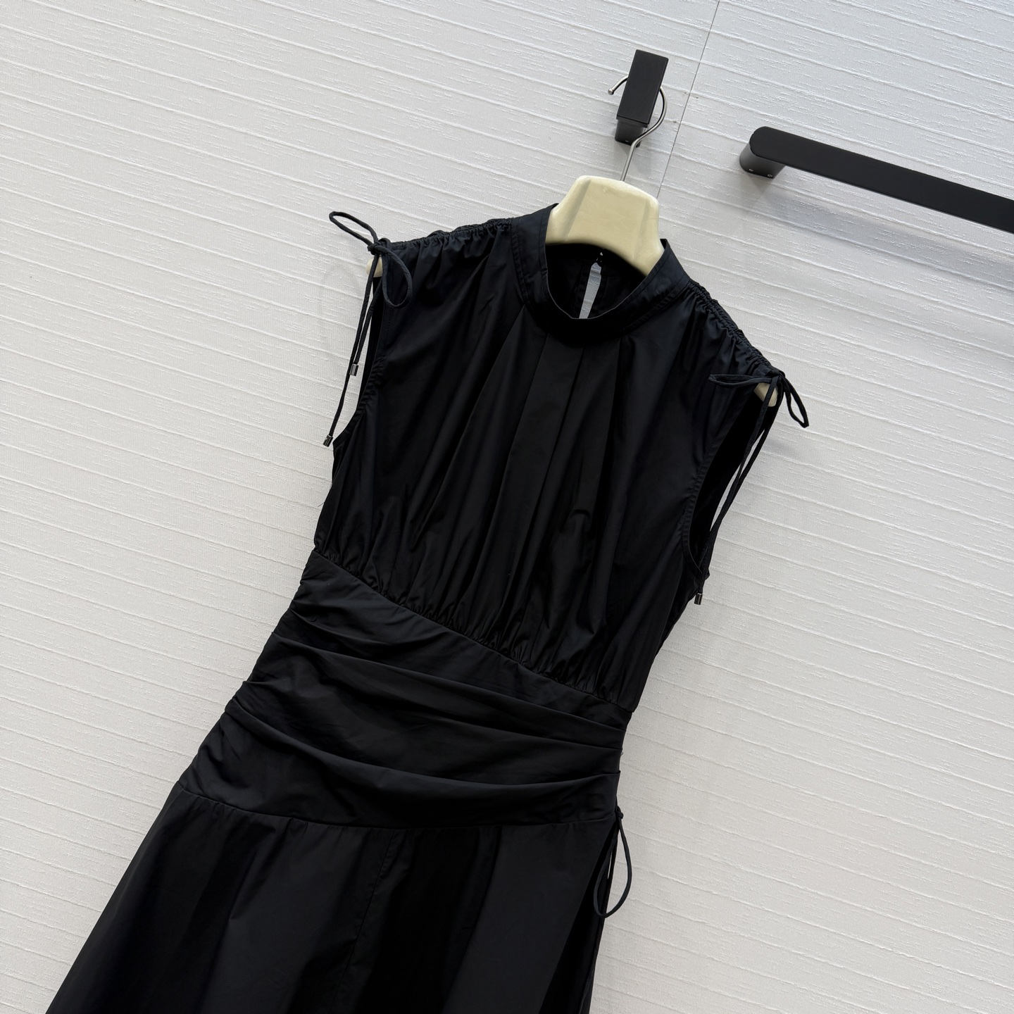 强烈推荐❤️3.1 phil*早春系列 无袖立领连衣裙，优雅知性风，肩部抽绳系带可调节设计，高腰线 不规