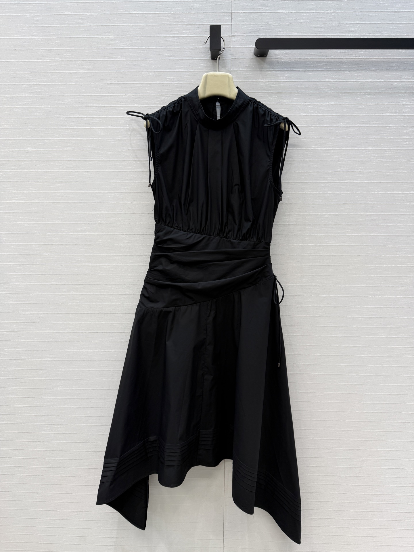 强烈推荐❤️3.1 phil*早春系列 无袖立领连衣裙，优雅知性风，肩部抽绳系带可调节设计，高腰线 不规