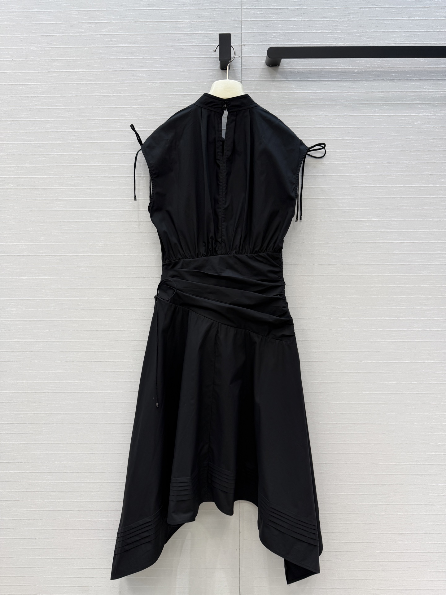 强烈推荐❤️3.1 phil*早春系列 无袖立领连衣裙，优雅知性风，肩部抽绳系带可调节设计，高腰线 不规