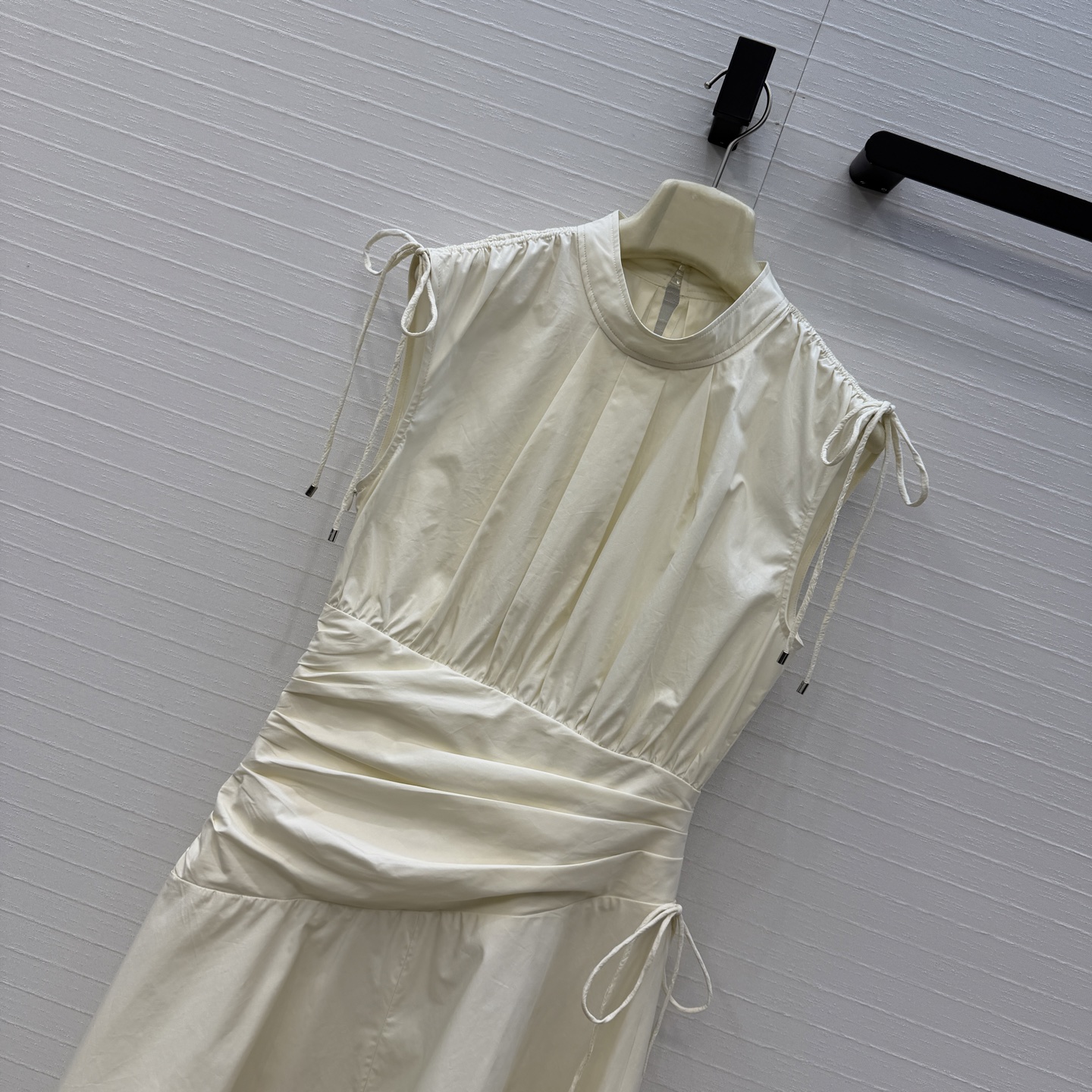 强烈推荐❤️3.1 phil*早春系列 无袖立领连衣裙，优雅知性风，肩部抽绳系带可调节设计，高腰线 不规