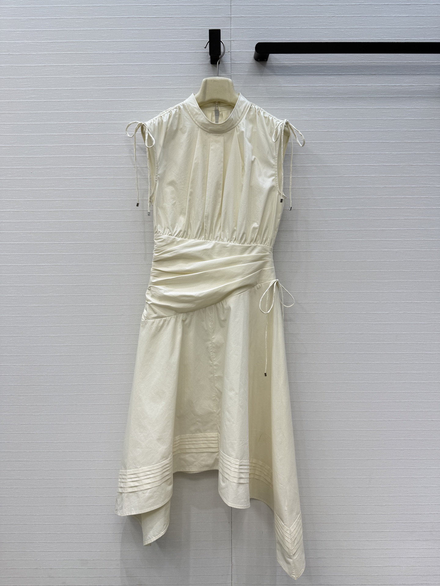 强烈推荐❤️3.1 phil*早春系列 无袖立领连衣裙，优雅知性风，肩部抽绳系带可调节设计，高腰线 不规