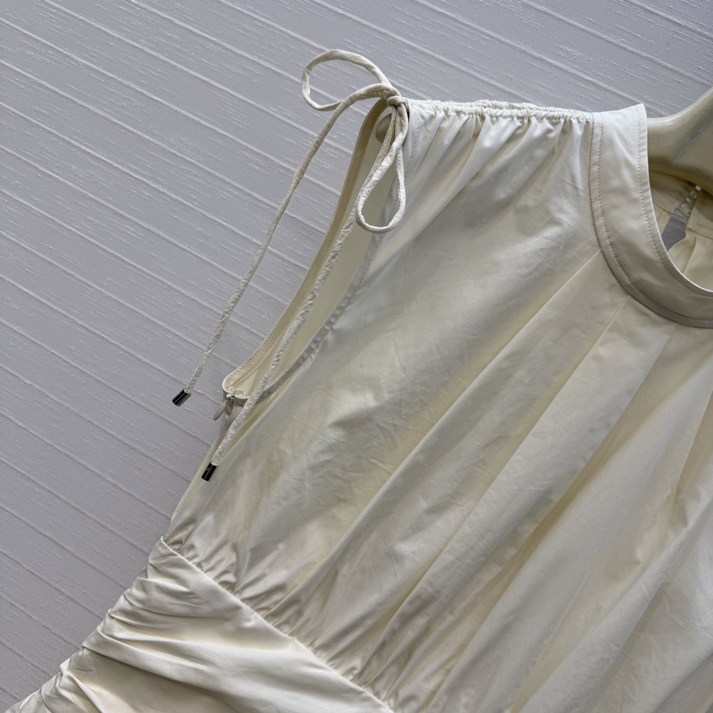 强烈推荐❤️3.1 phil*早春系列 无袖立领连衣裙，优雅知性风，肩部抽绳系带可调节设计，高腰线 不规