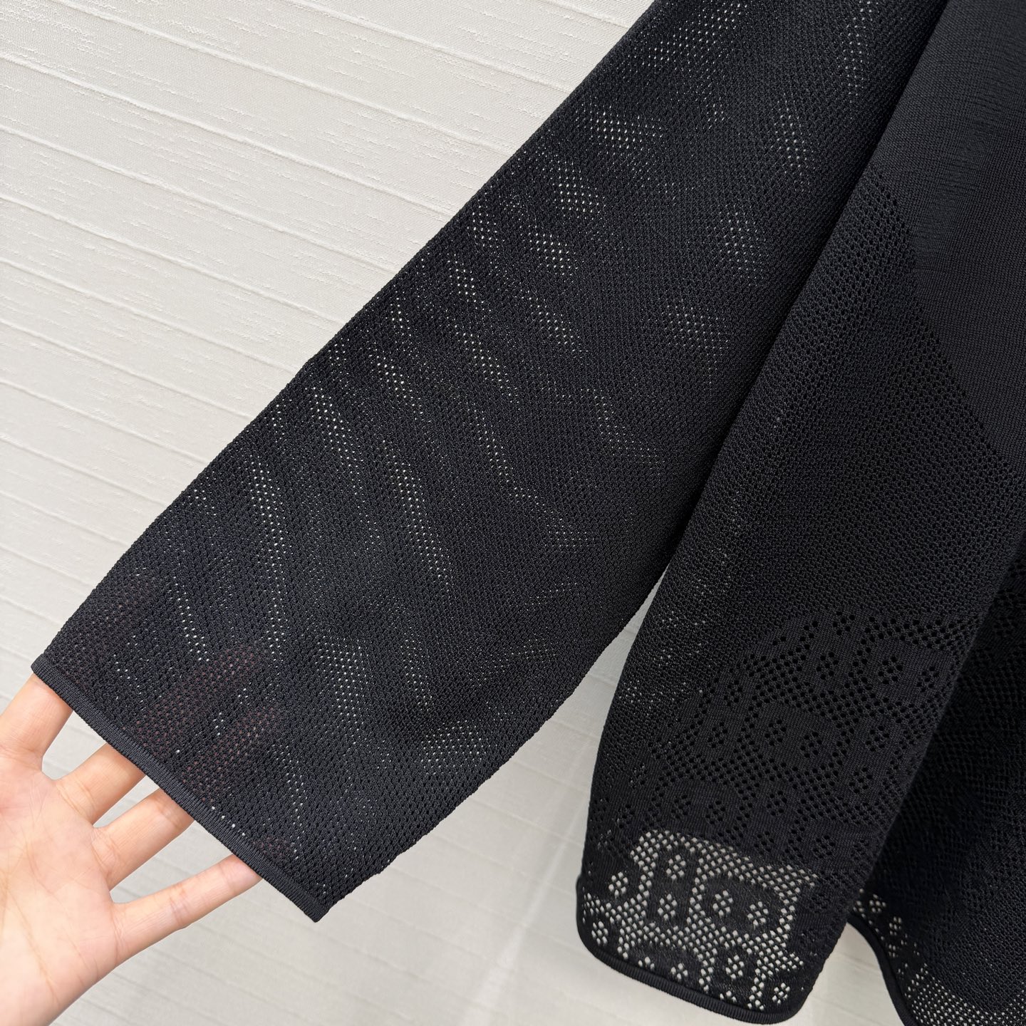 强烈推荐❤️H*26早春新品，一字领镂空针织上衣，猪鼻子镂空花纹设计透气又舒适超有细节感✨进口莫代尔曲珠