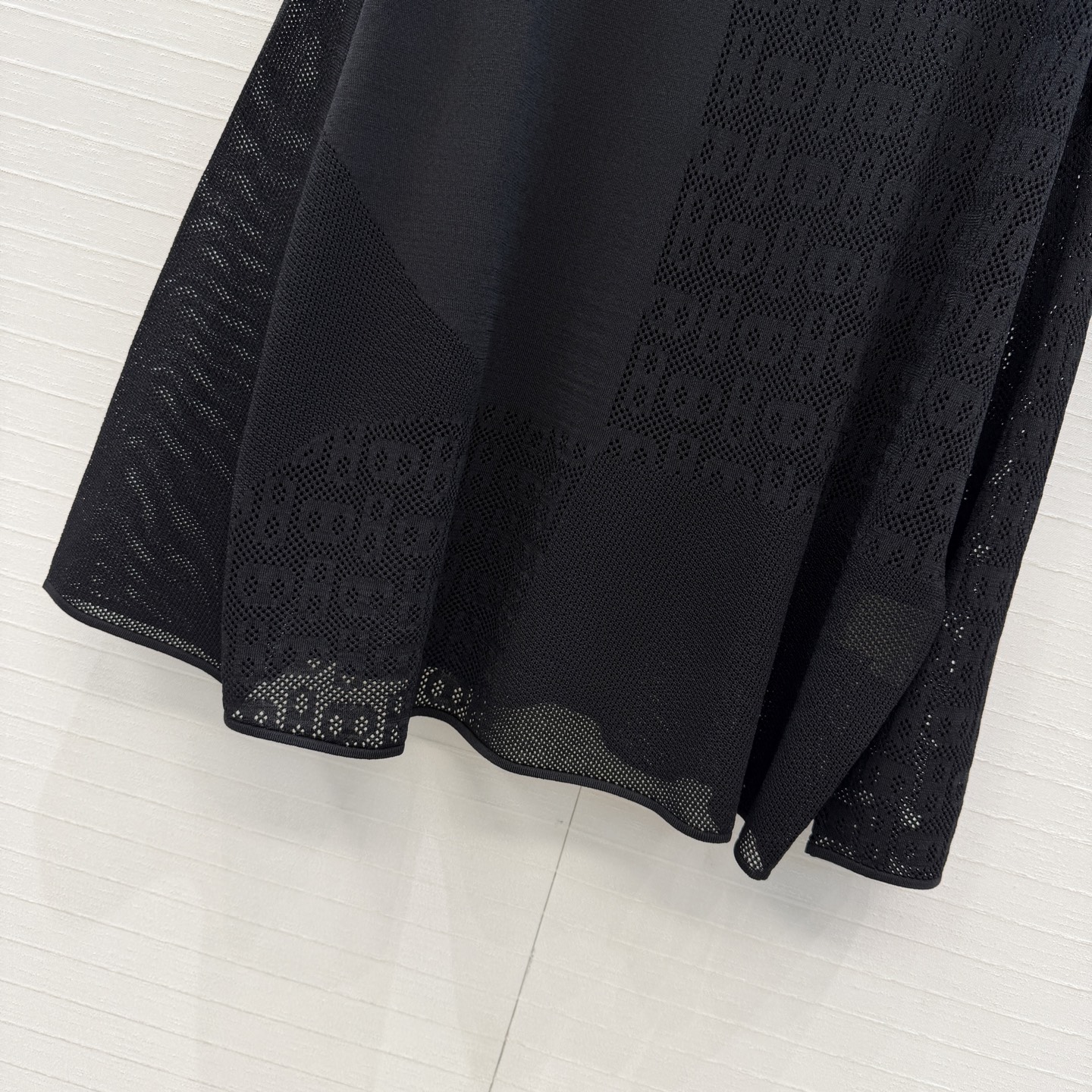 强烈推荐❤️H*26早春新品，一字领镂空针织上衣，猪鼻子镂空花纹设计透气又舒适超有细节感✨进口莫代尔曲珠