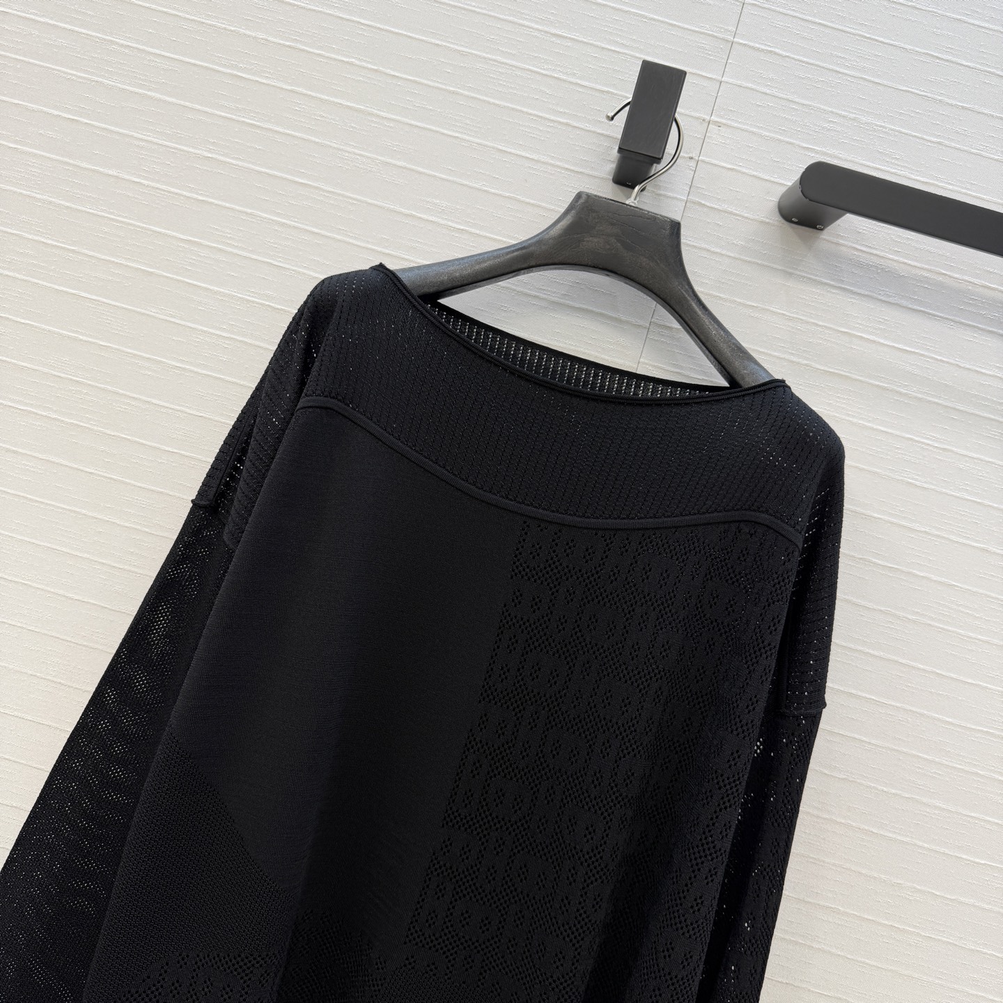 强烈推荐❤️H*26早春新品，一字领镂空针织上衣，猪鼻子镂空花纹设计透气又舒适超有细节感✨进口莫代尔曲珠