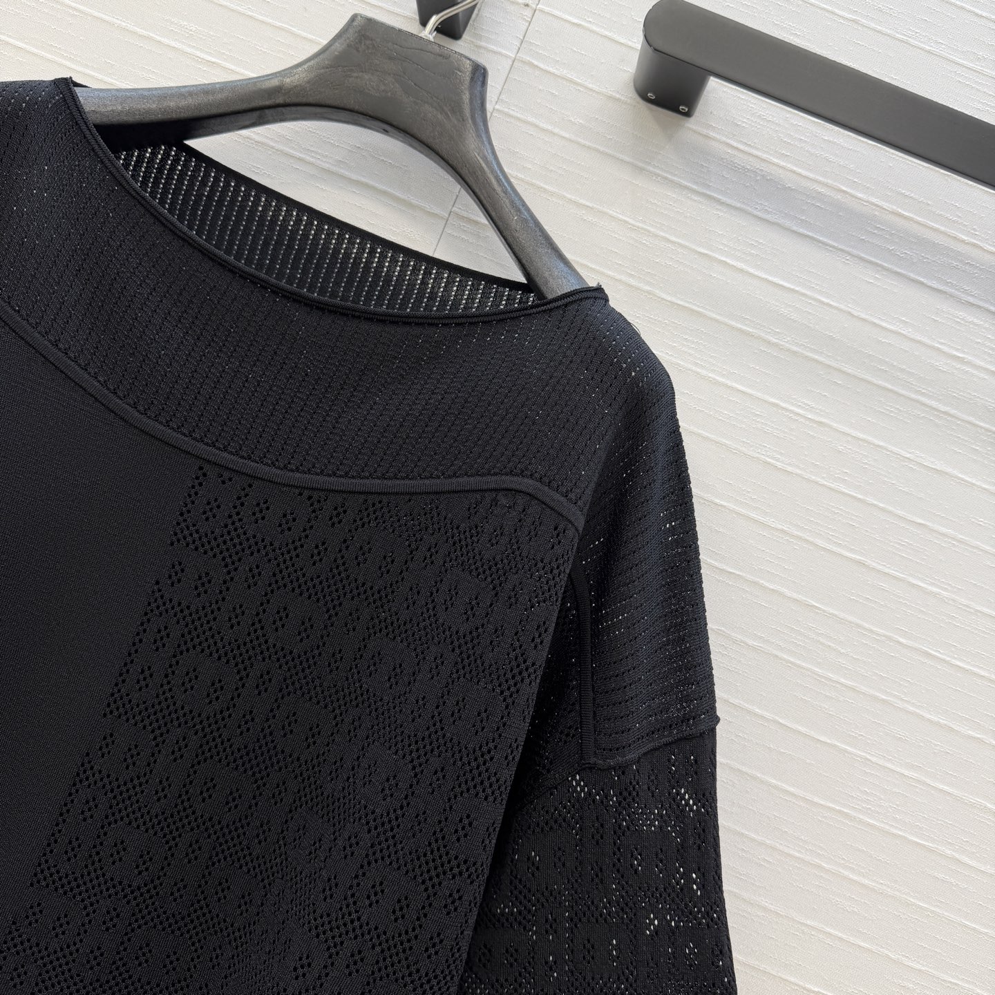 强烈推荐❤️H*26早春新品，一字领镂空针织上衣，猪鼻子镂空花纹设计透气又舒适超有细节感✨进口莫代尔曲珠