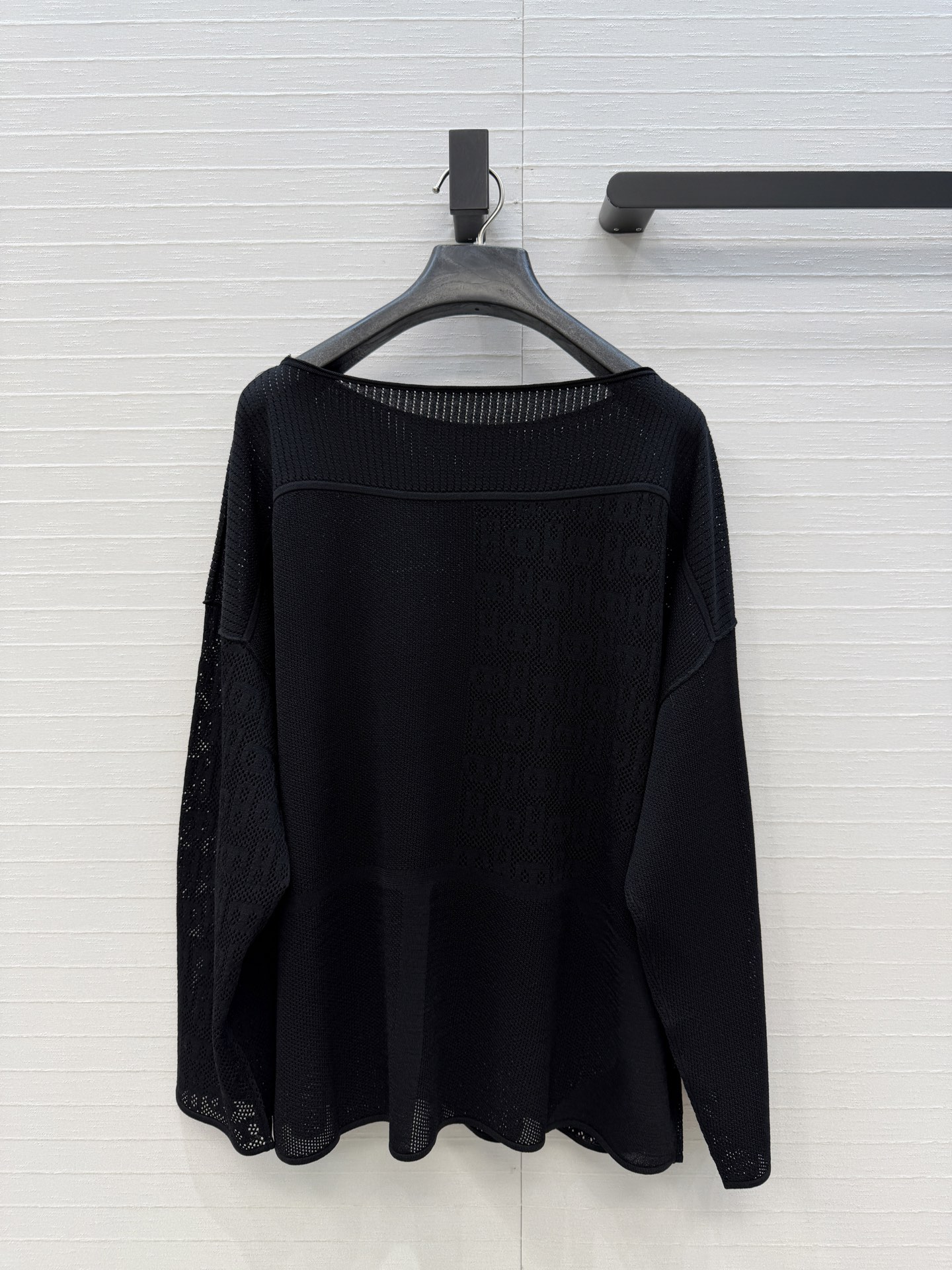 强烈推荐❤️H*26早春新品，一字领镂空针织上衣，猪鼻子镂空花纹设计透气又舒适超有细节感✨进口莫代尔曲珠