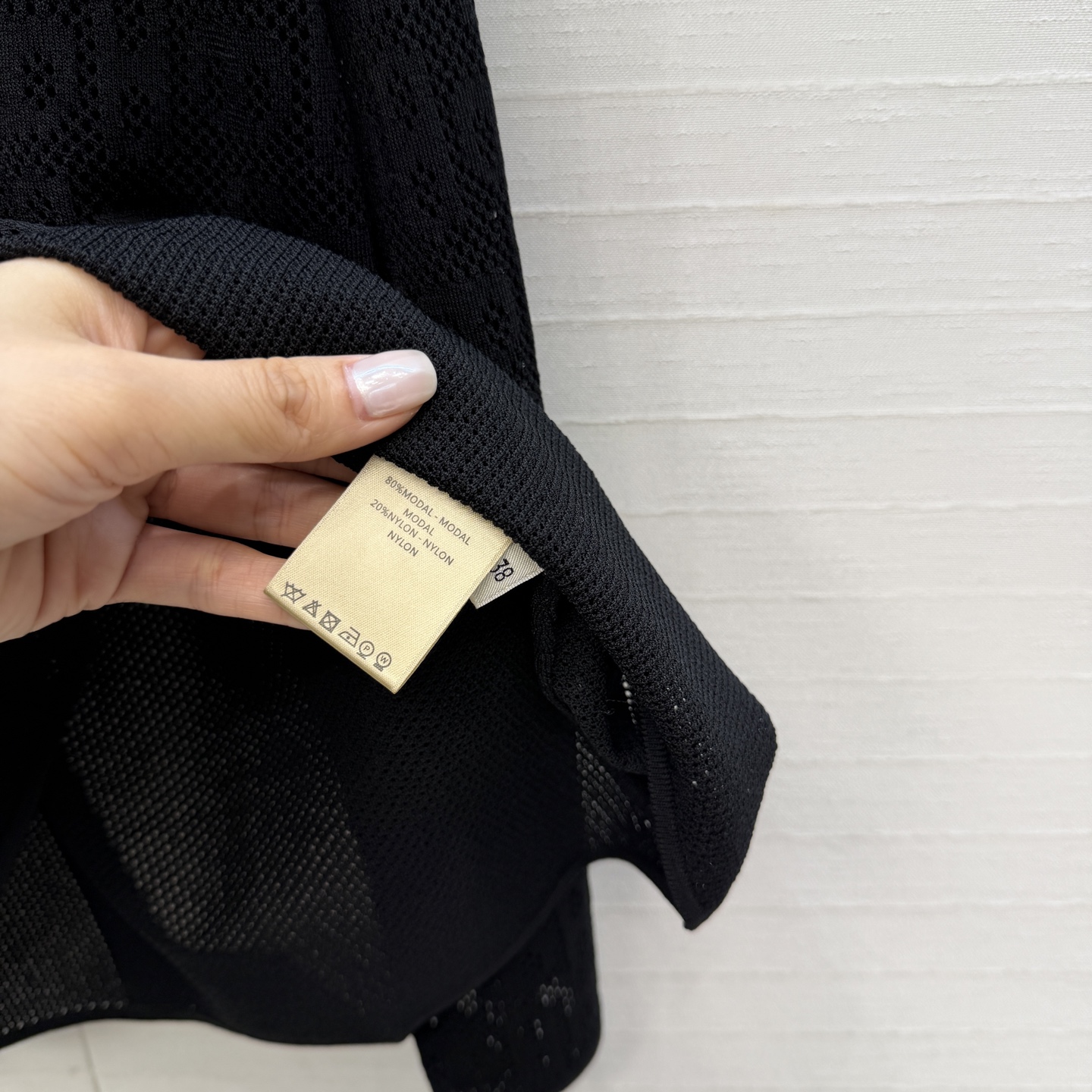 强烈推荐❤️H*26早春新品，一字领镂空针织上衣，猪鼻子镂空花纹设计透气又舒适超有细节感✨进口莫代尔曲珠