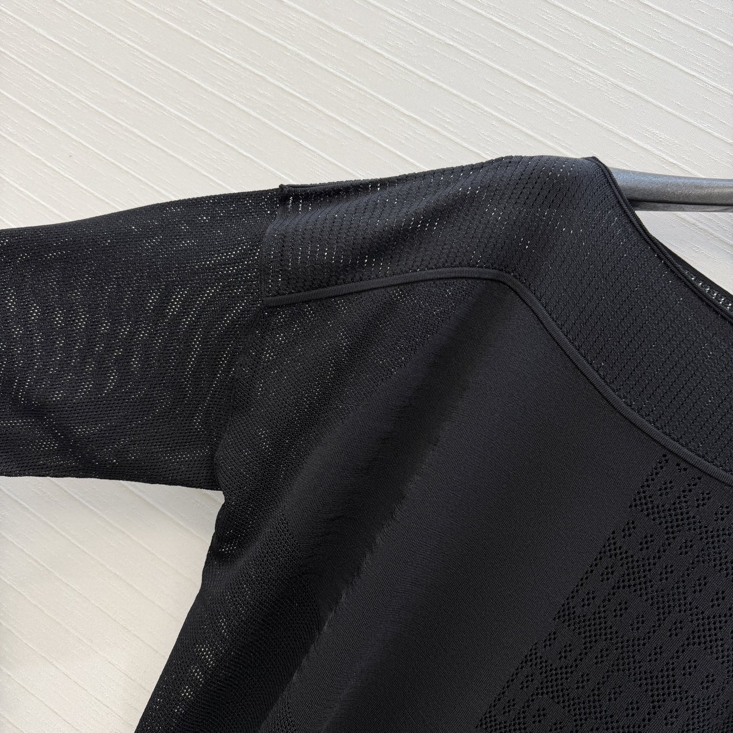 强烈推荐❤️H*26早春新品，一字领镂空针织上衣，猪鼻子镂空花纹设计透气又舒适超有细节感✨进口莫代尔曲珠