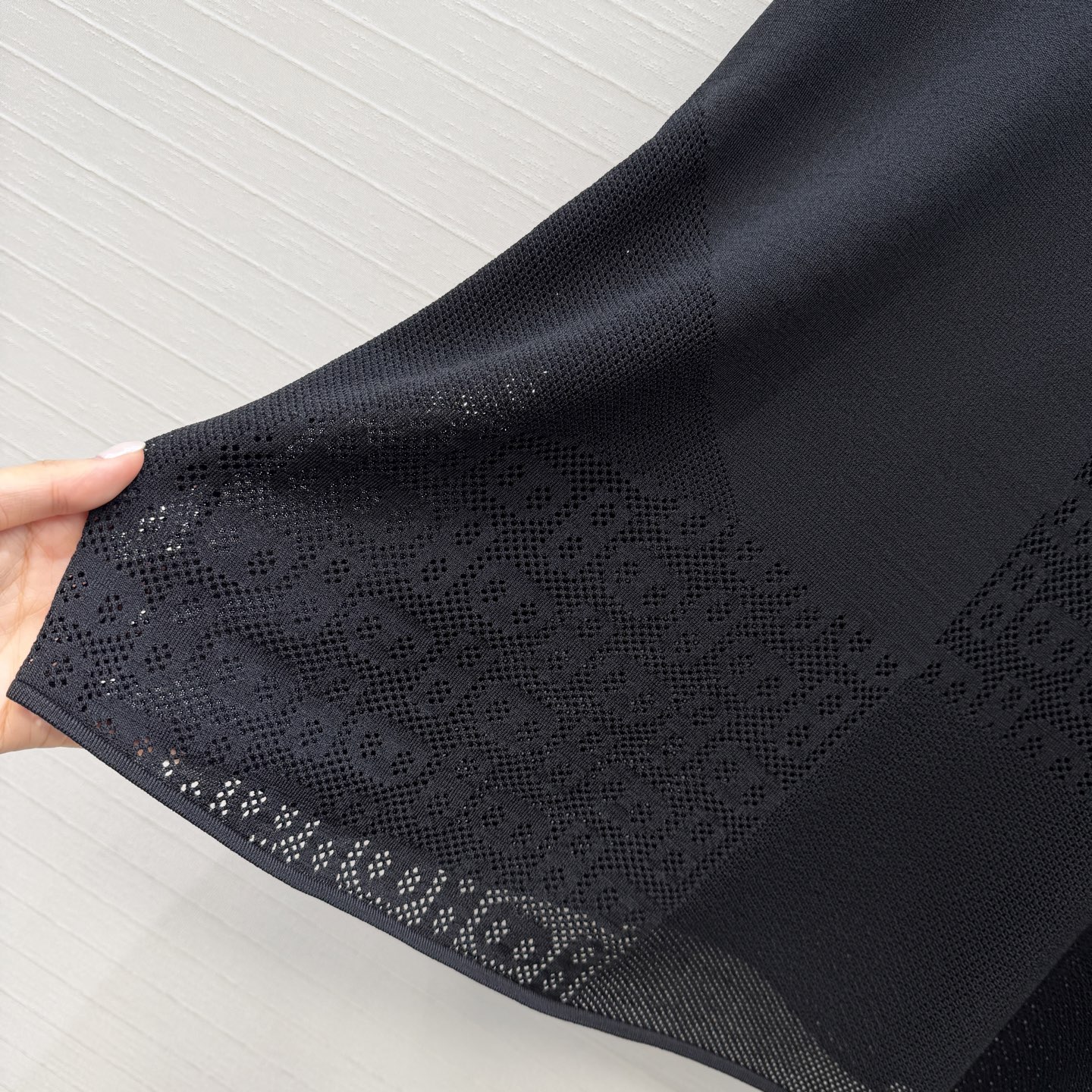 强烈推荐❤️H*26早春新品，一字领镂空针织上衣，猪鼻子镂空花纹设计透气又舒适超有细节感✨进口莫代尔曲珠