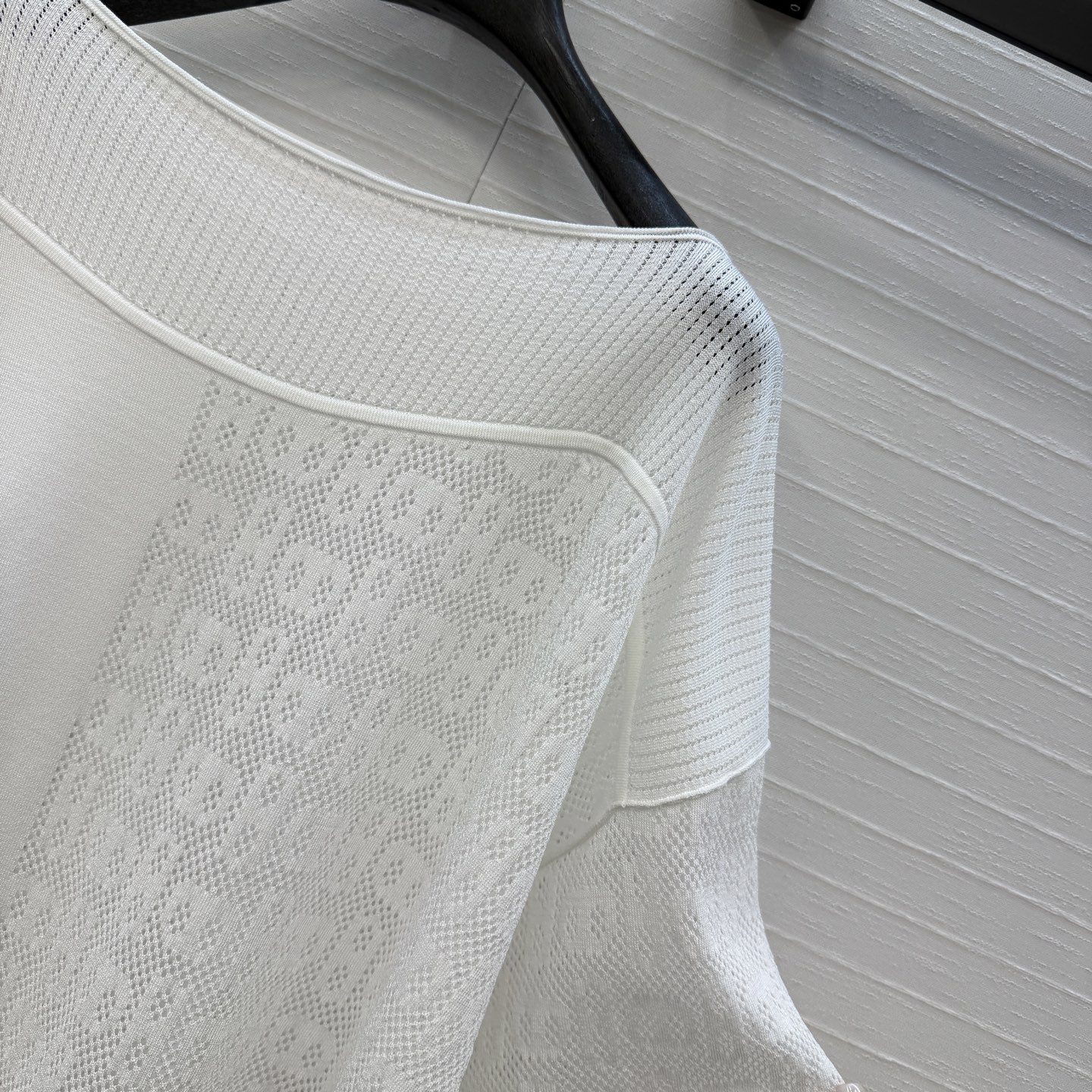 强烈推荐❤️H*26早春新品，一字领镂空针织上衣，猪鼻子镂空花纹设计透气又舒适超有细节感✨进口莫代尔曲珠