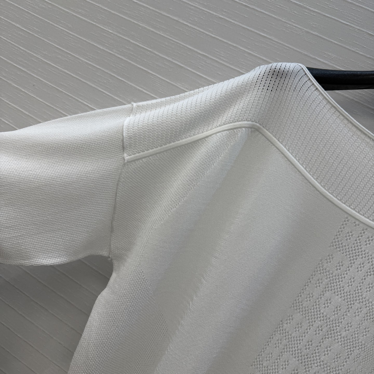 强烈推荐❤️H*26早春新品，一字领镂空针织上衣，猪鼻子镂空花纹设计透气又舒适超有细节感✨进口莫代尔曲珠