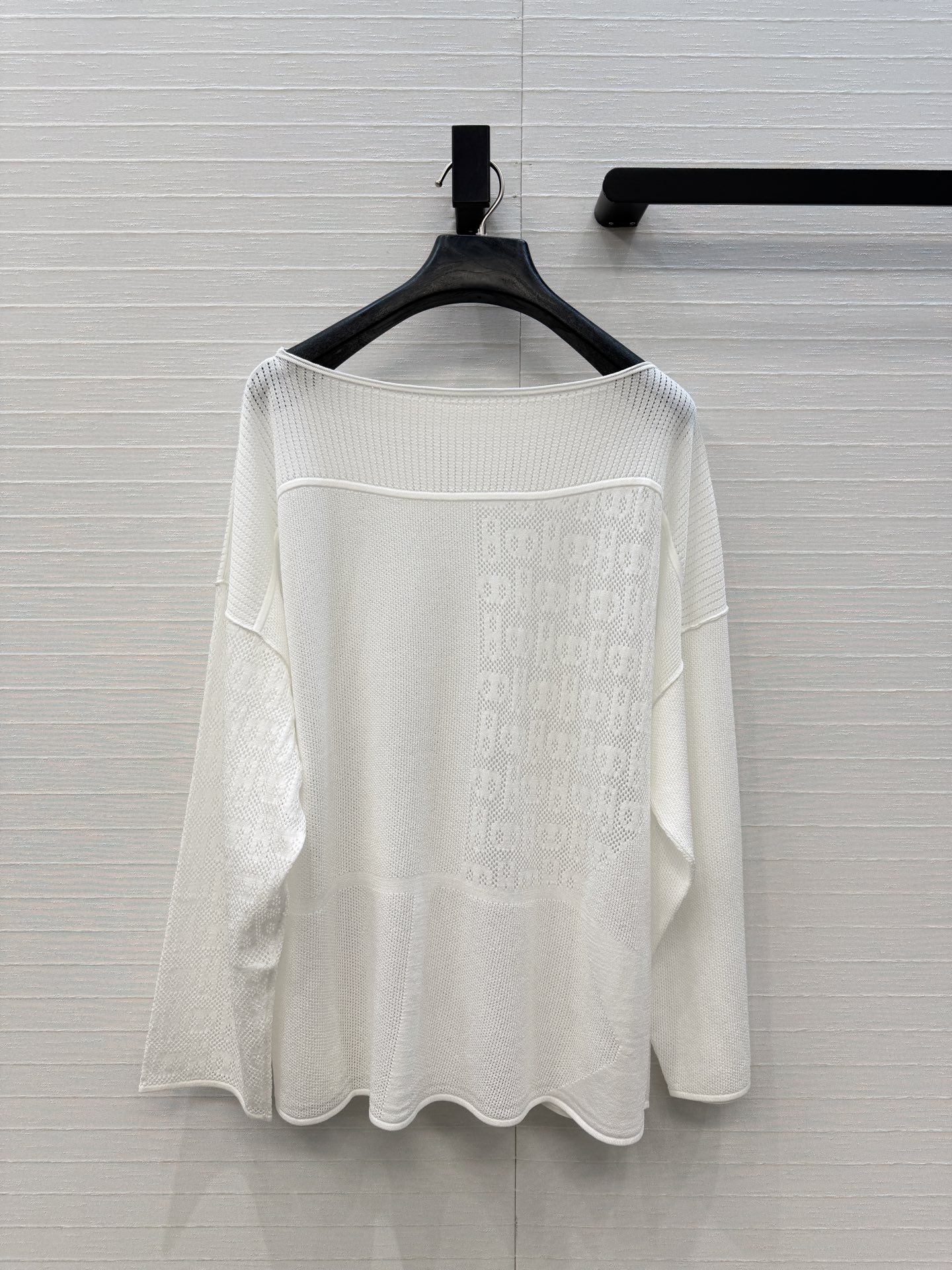 强烈推荐❤️H*26早春新品，一字领镂空针织上衣，猪鼻子镂空花纹设计透气又舒适超有细节感✨进口莫代尔曲珠