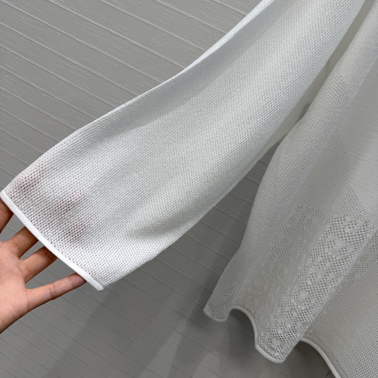 强烈推荐❤️H*26早春新品，一字领镂空针织上衣，猪鼻子镂空花纹设计透气又舒适超有细节感✨进口莫代尔曲珠