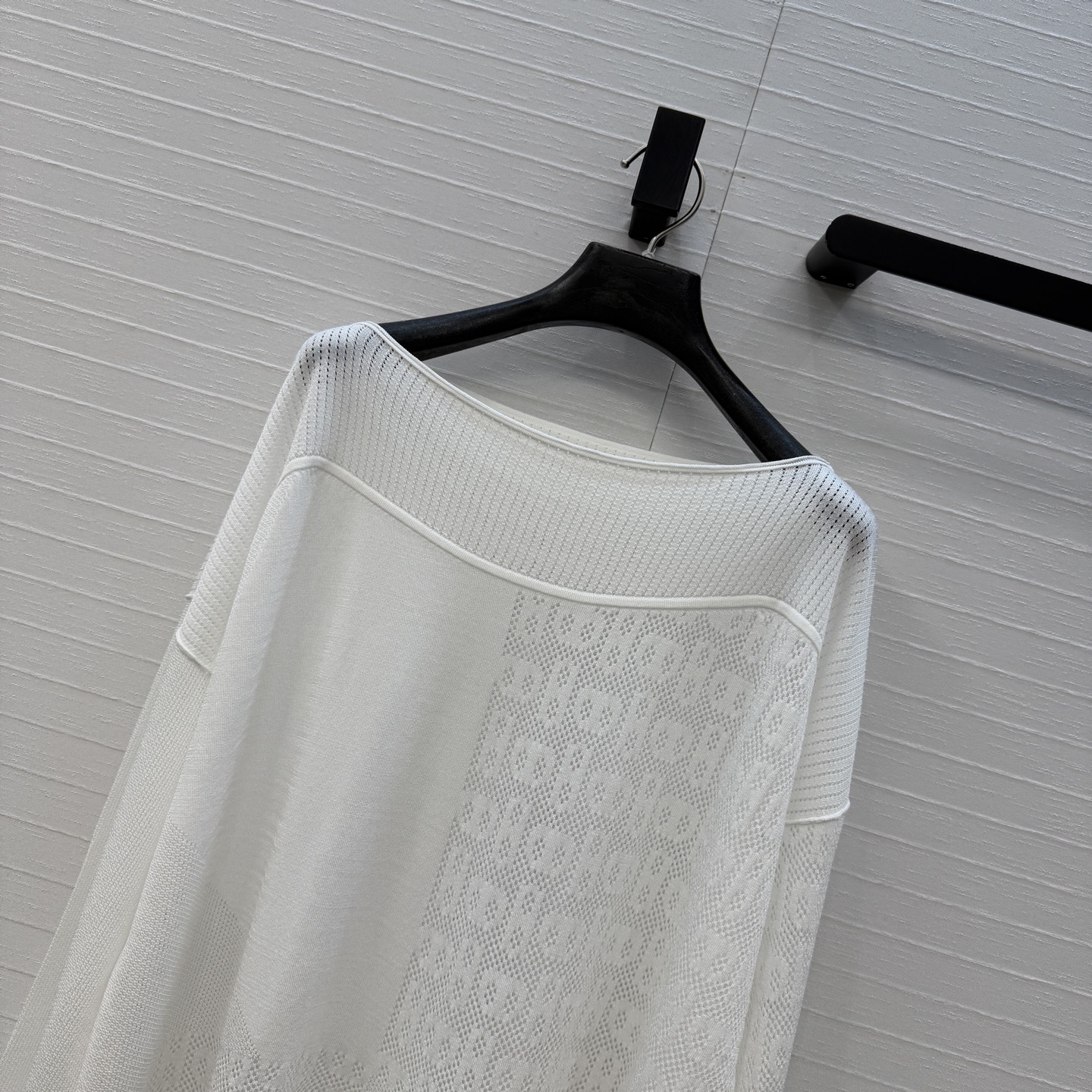 强烈推荐❤️H*26早春新品，一字领镂空针织上衣，猪鼻子镂空花纹设计透气又舒适超有细节感✨进口莫代尔曲珠