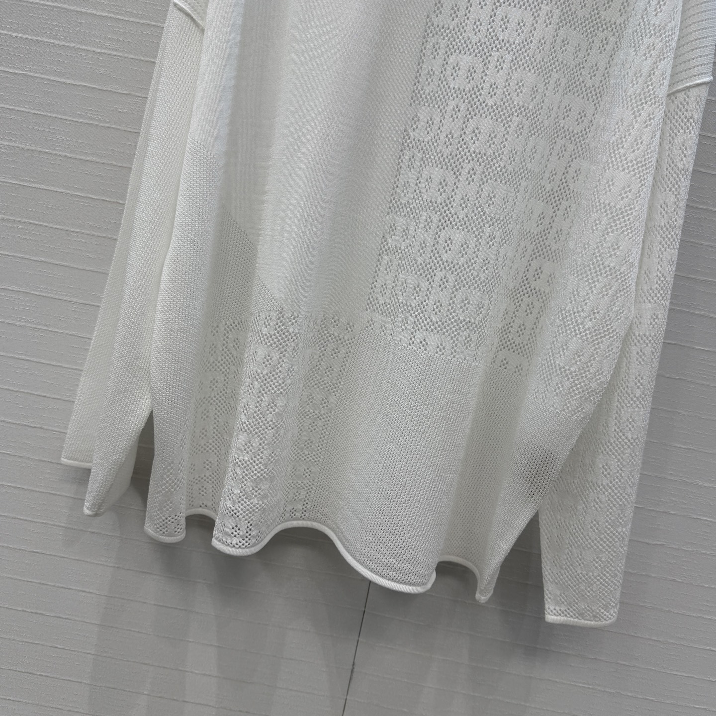 强烈推荐❤️H*26早春新品，一字领镂空针织上衣，猪鼻子镂空花纹设计透气又舒适超有细节感✨进口莫代尔曲珠