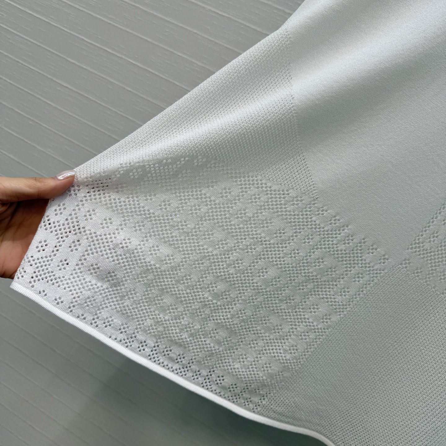 强烈推荐❤️H*26早春新品，一字领镂空针织上衣，猪鼻子镂空花纹设计透气又舒适超有细节感✨进口莫代尔曲珠