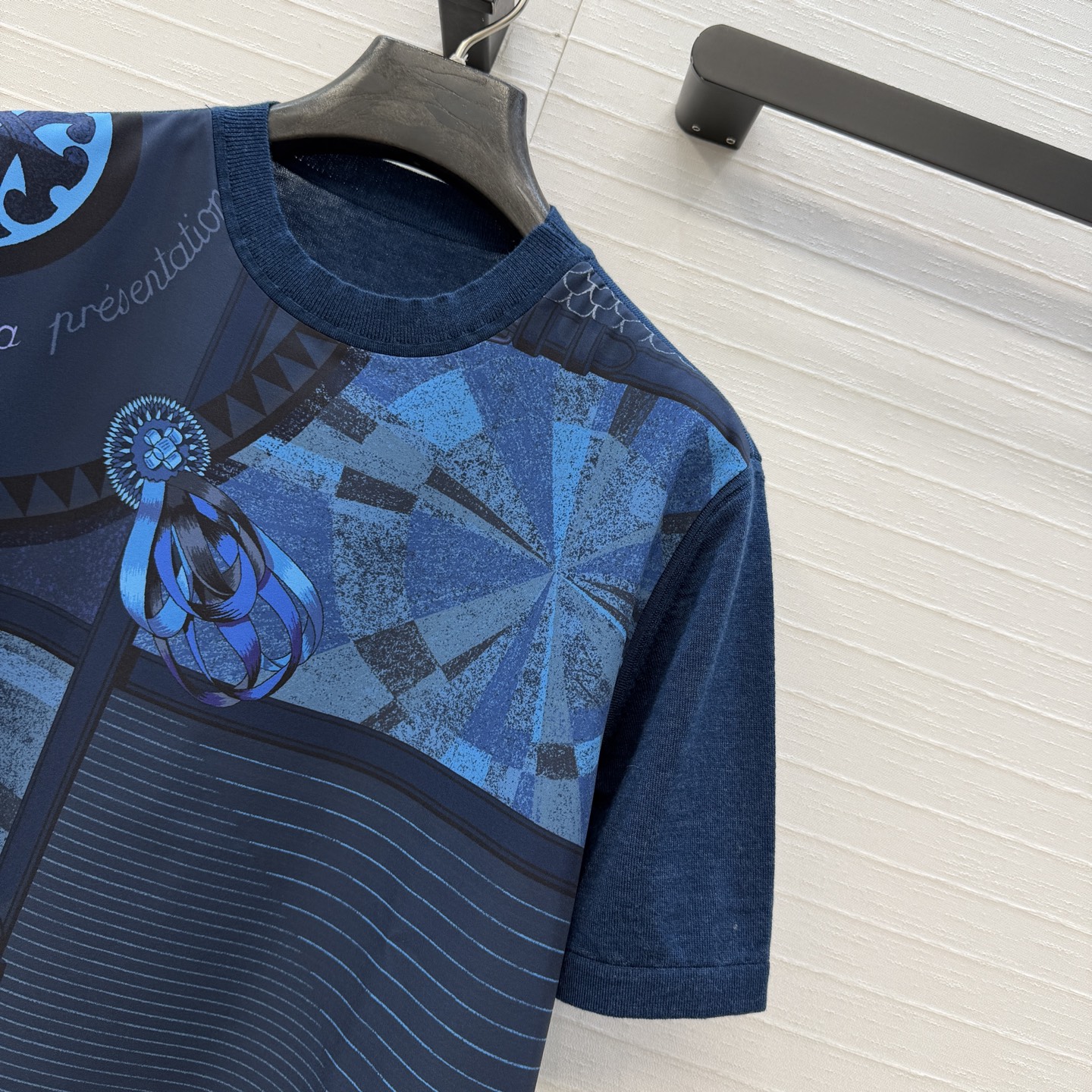 爆单推荐❤️He*m*26新品解构印花拼接针织上衣！印花面拼接羊毛混纺纱线细腻柔软的手感无敌赞！经典基础