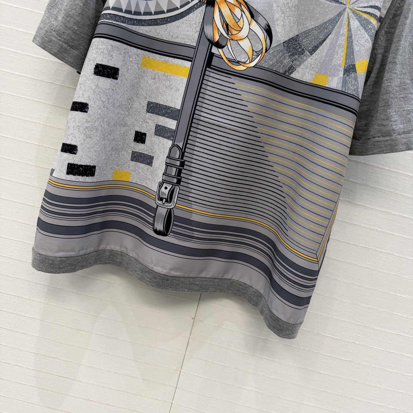 爆单推荐❤️He*m*26新品解构印花拼接针织上衣！印花面拼接羊毛混纺纱线细腻柔软的手感无敌赞！经典基础