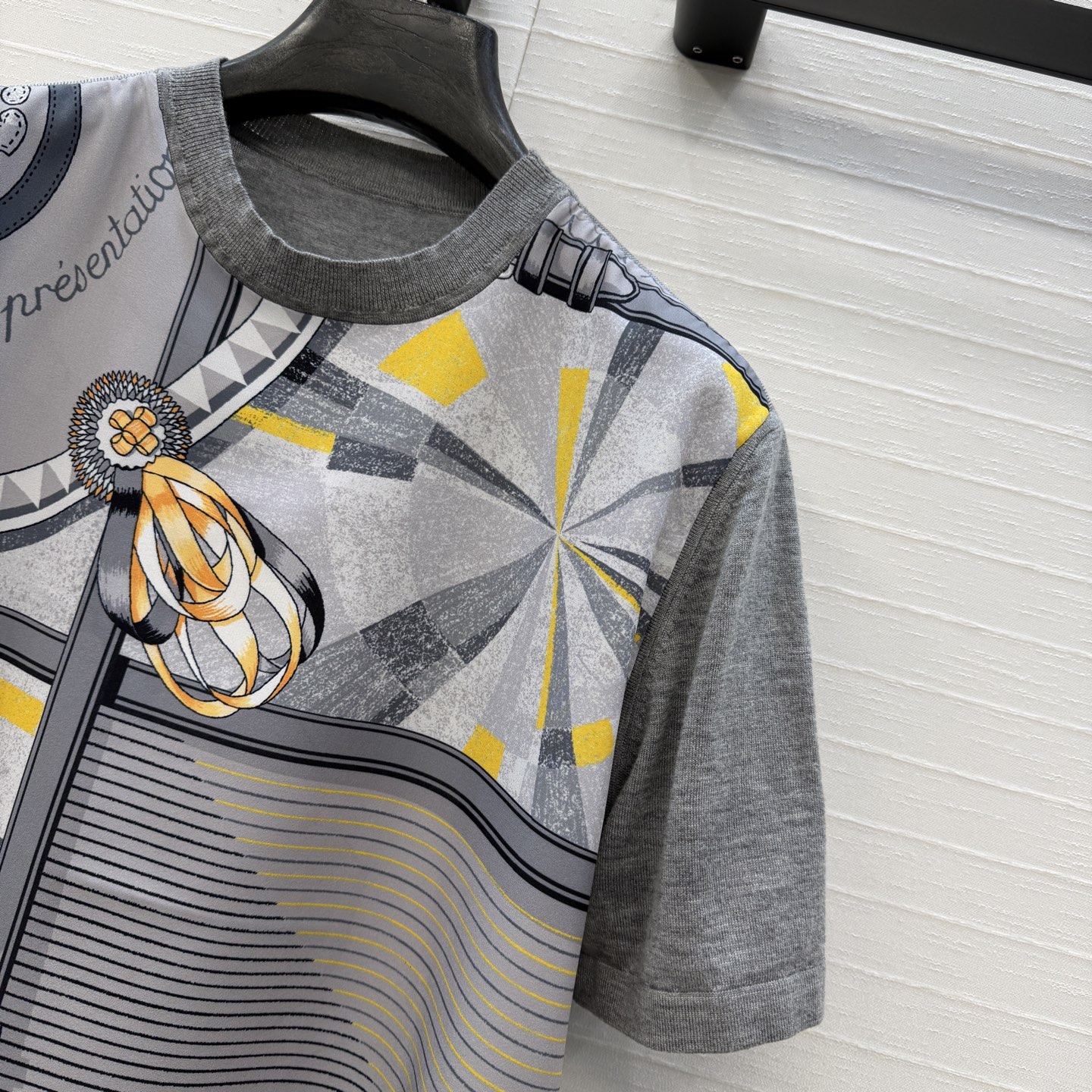 爆单推荐❤️He*m*26新品解构印花拼接针织上衣！印花面拼接羊毛混纺纱线细腻柔软的手感无敌赞！经典基础