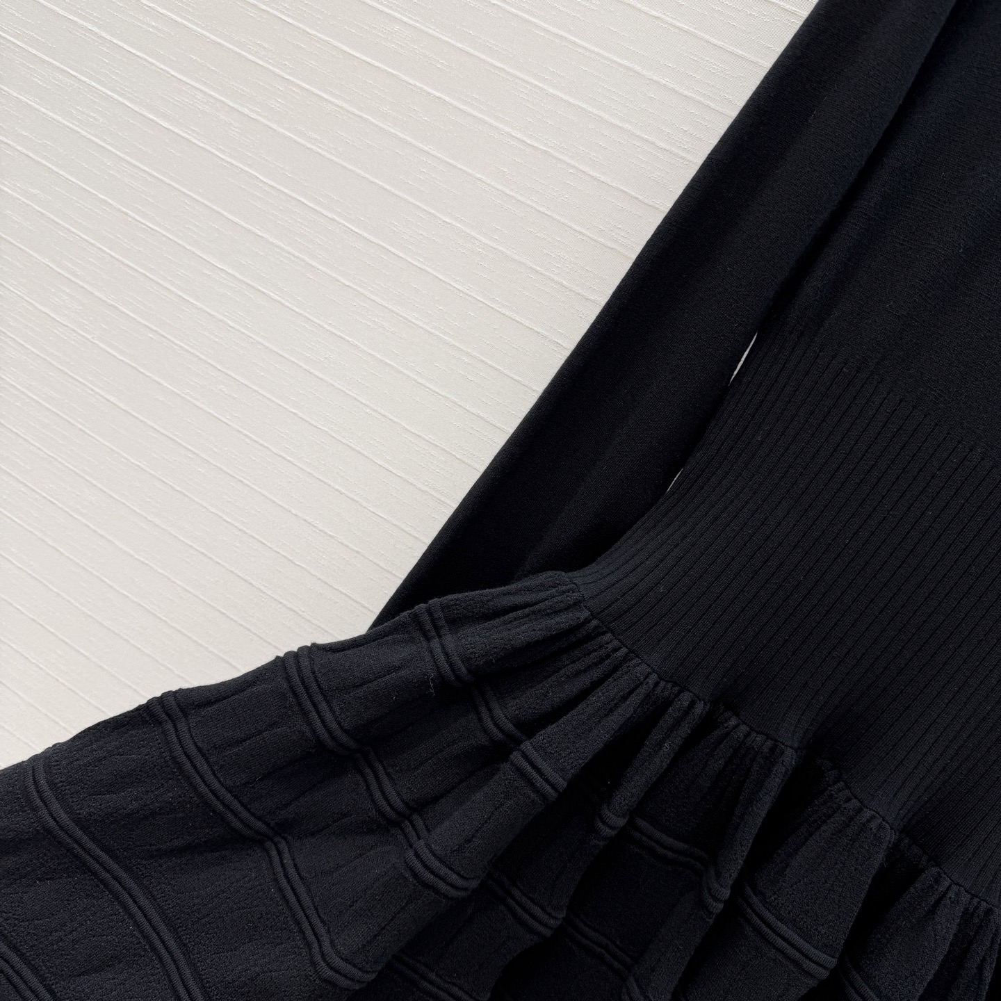 强烈推荐❤️Alai*经典款Crinoline羊毛针织连衣裙，大方领设计凸显颈部线条，腰部收紧剪裁蓬蓬裙