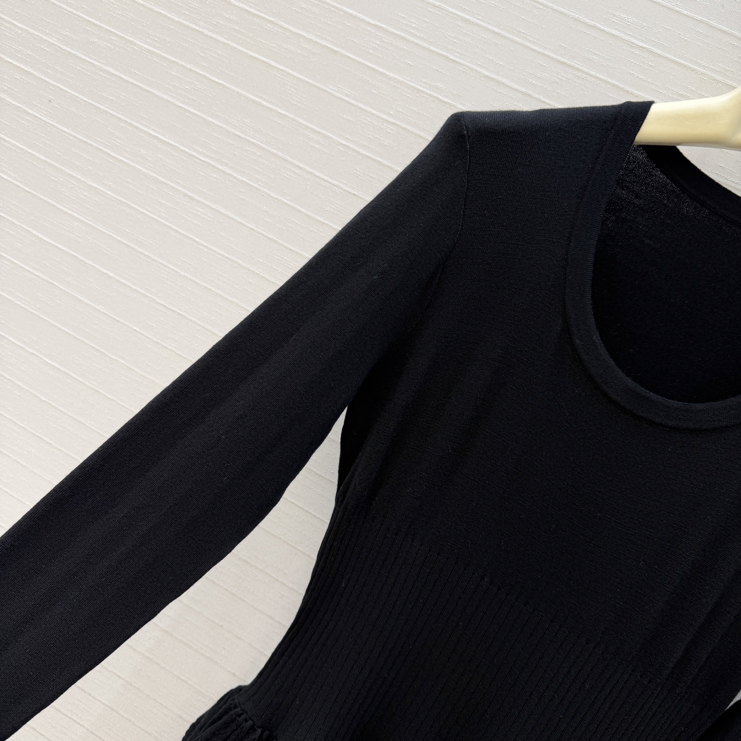 强烈推荐❤️Alai*经典款Crinoline羊毛针织连衣裙，大方领设计凸显颈部线条，腰部收紧剪裁蓬蓬裙