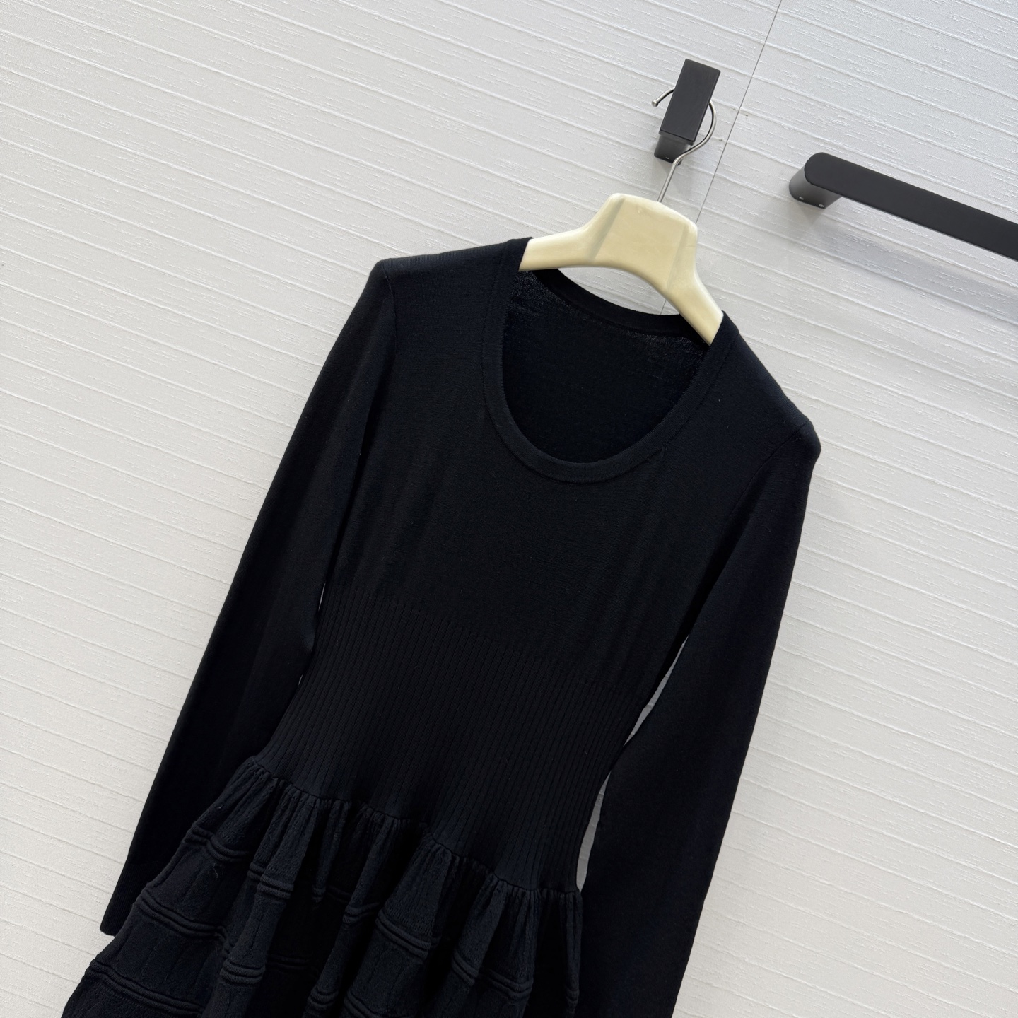 强烈推荐❤️Alai*经典款Crinoline羊毛针织连衣裙，大方领设计凸显颈部线条，腰部收紧剪裁蓬蓬裙