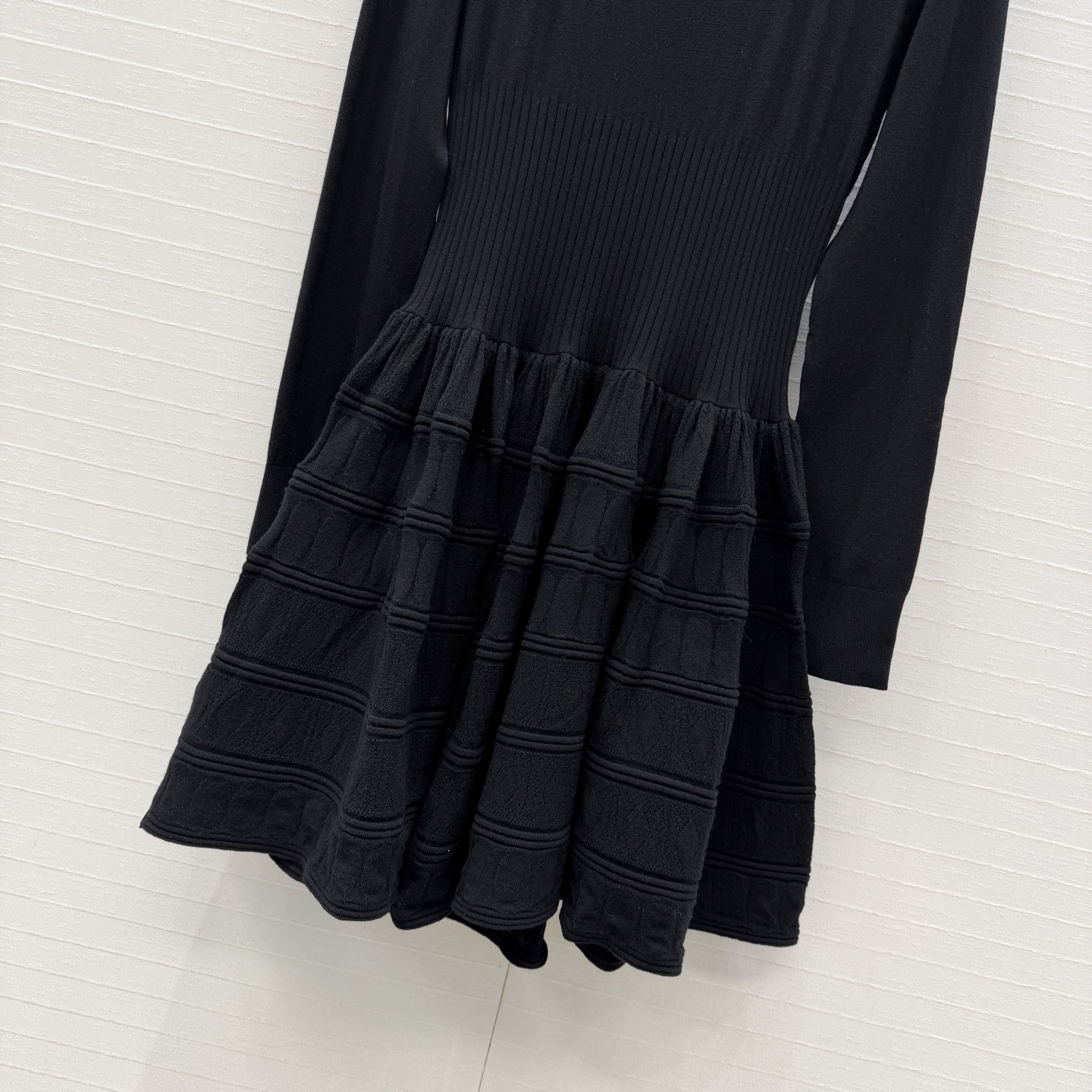 强烈推荐❤️Alai*经典款Crinoline羊毛针织连衣裙，大方领设计凸显颈部线条，腰部收紧剪裁蓬蓬裙