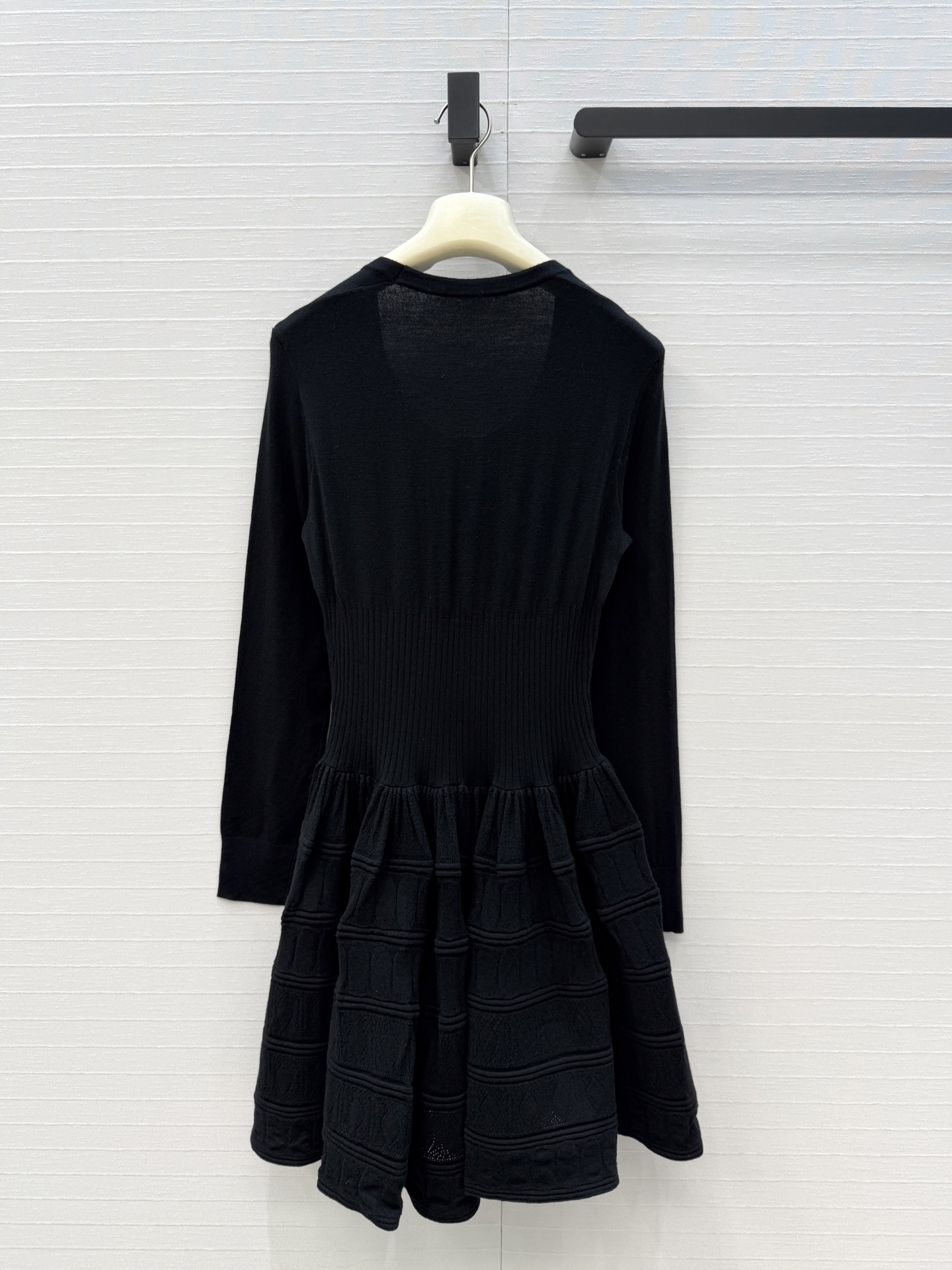 强烈推荐❤️Alai*经典款Crinoline羊毛针织连衣裙，大方领设计凸显颈部线条，腰部收紧剪裁蓬蓬裙