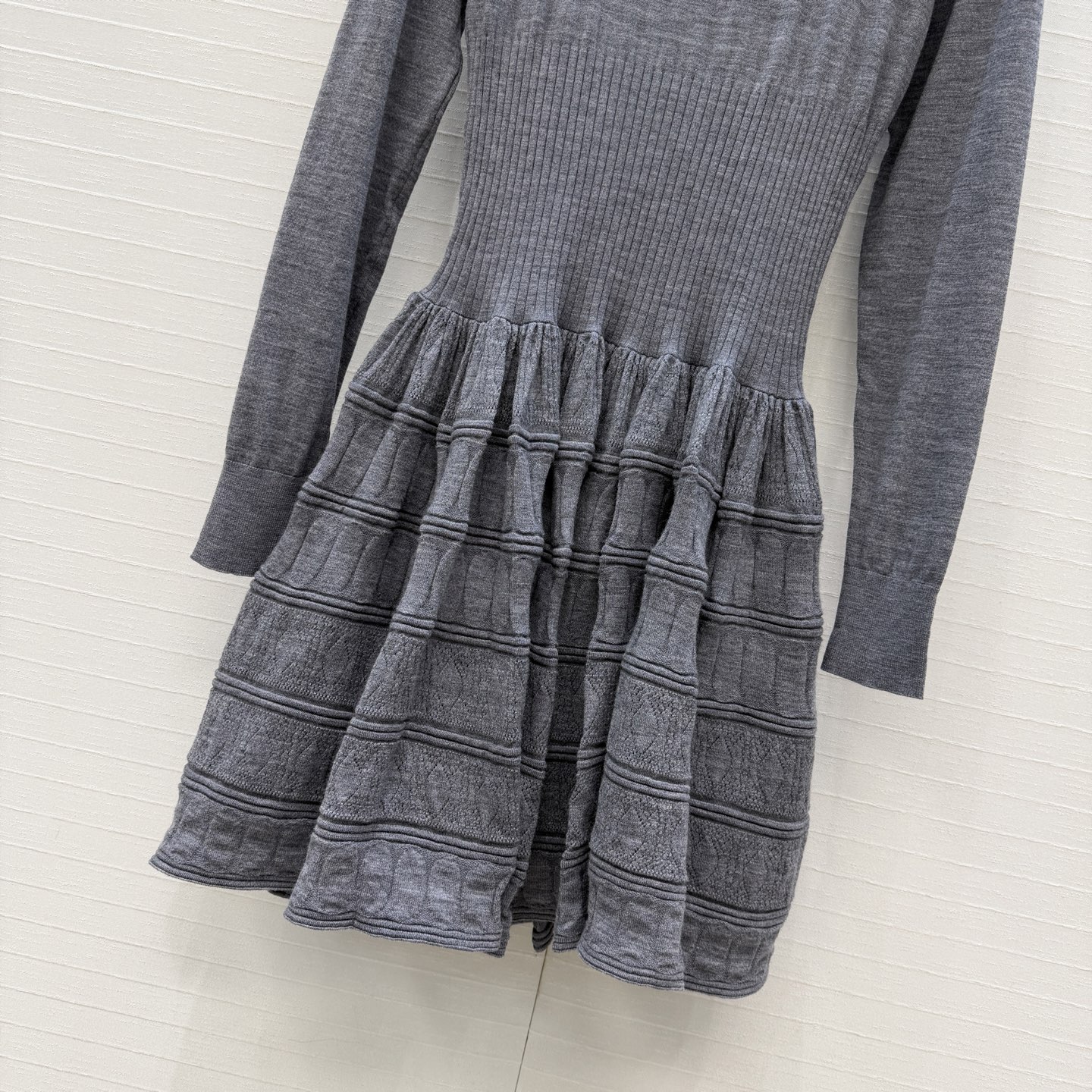 强烈推荐❤️Alai*经典款Crinoline羊毛针织连衣裙，大方领设计凸显颈部线条，腰部收紧剪裁蓬蓬裙