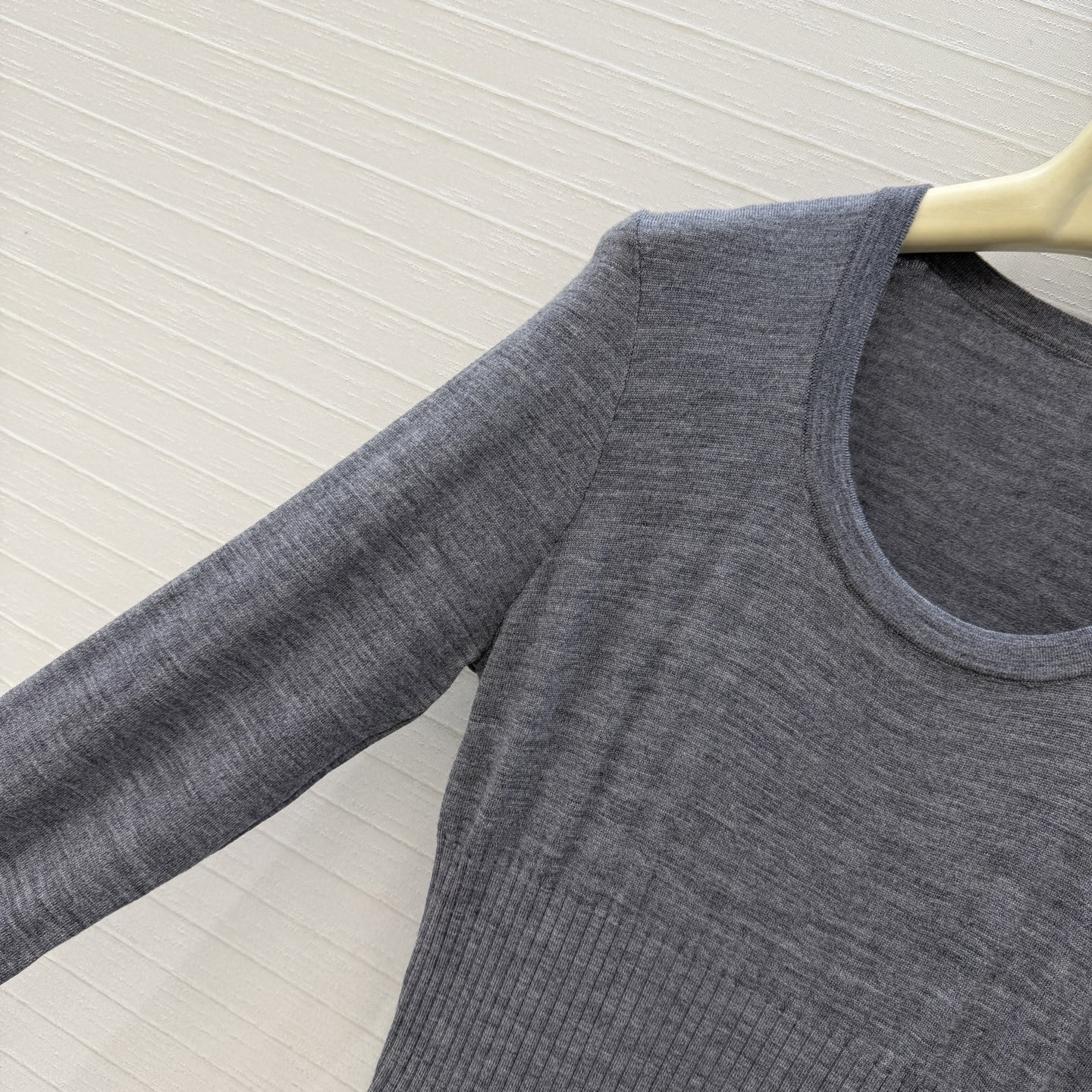 强烈推荐❤️Alai*经典款Crinoline羊毛针织连衣裙，大方领设计凸显颈部线条，腰部收紧剪裁蓬蓬裙