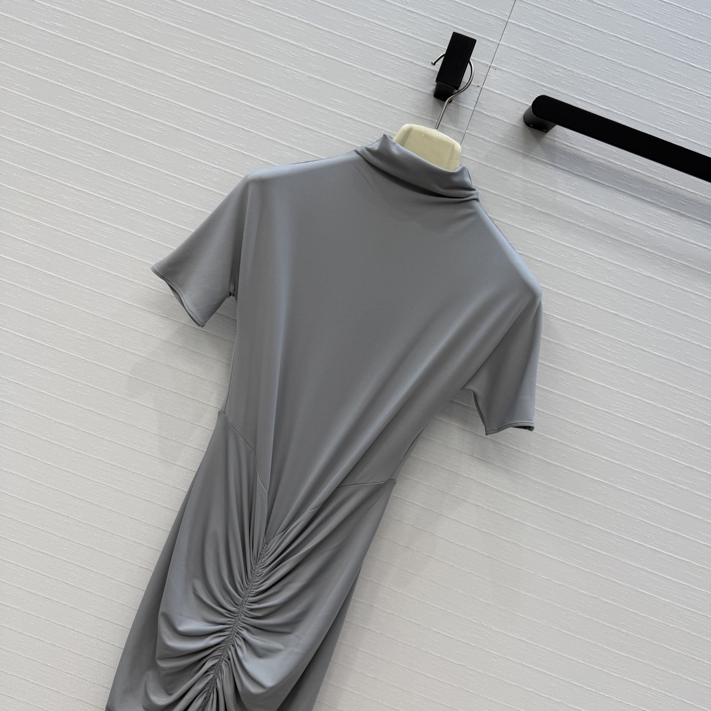 独家首发❤️Alai*新品褶皱立领短袖连衣裙，优雅性感迷人气质上身美到没朋友！气质垂领弹性包裹打造身体的