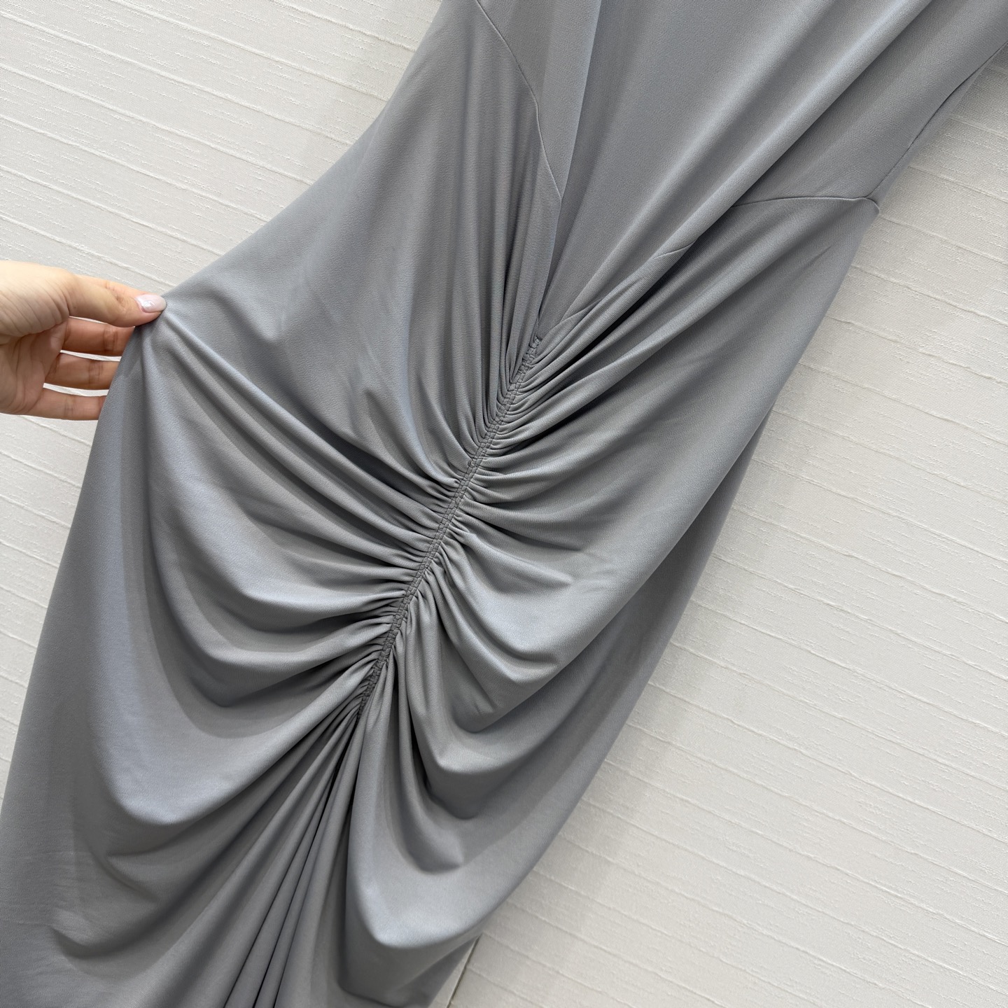 独家首发❤️Alai*新品褶皱立领短袖连衣裙，优雅性感迷人气质上身美到没朋友！气质垂领弹性包裹打造身体的