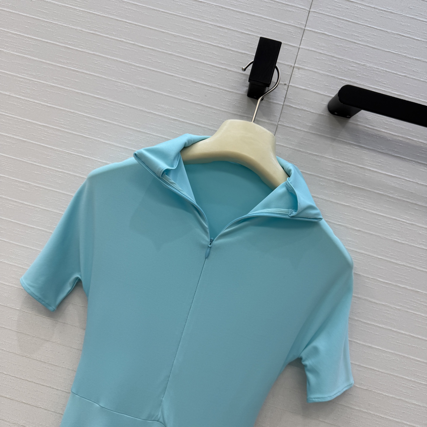 独家首发❤️Alai*新品褶皱立领短袖连衣裙，优雅性感迷人气质上身美到没朋友！气质垂领弹性包裹打造身体的