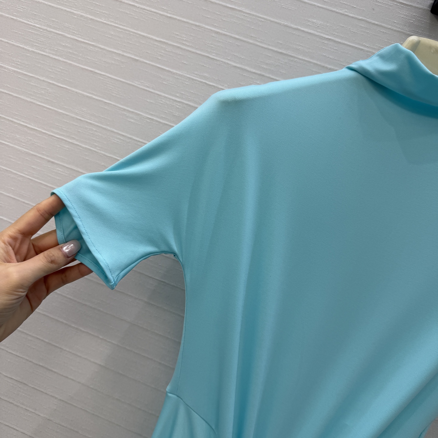 独家首发❤️Alai*新品褶皱立领短袖连衣裙，优雅性感迷人气质上身美到没朋友！气质垂领弹性包裹打造身体的