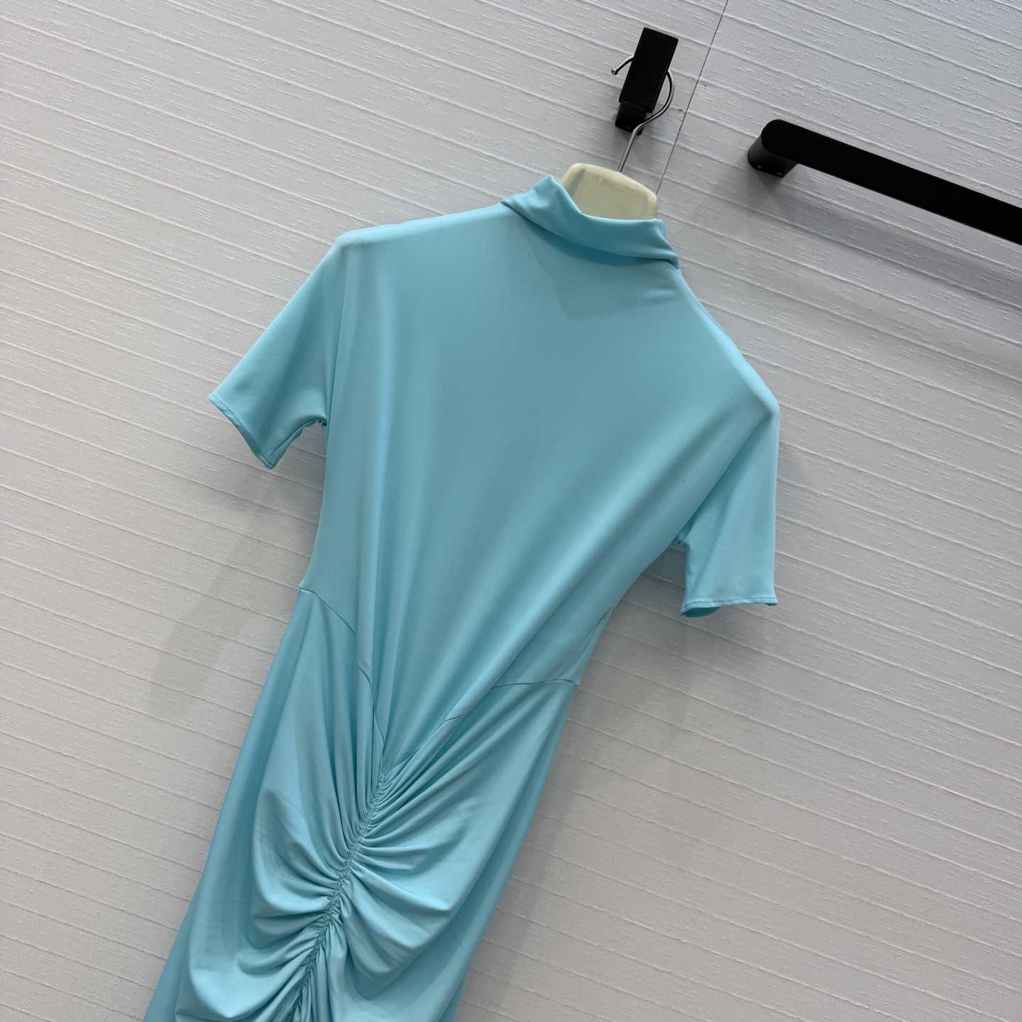 独家首发❤️Alai*新品褶皱立领短袖连衣裙，优雅性感迷人气质上身美到没朋友！气质垂领弹性包裹打造身体的