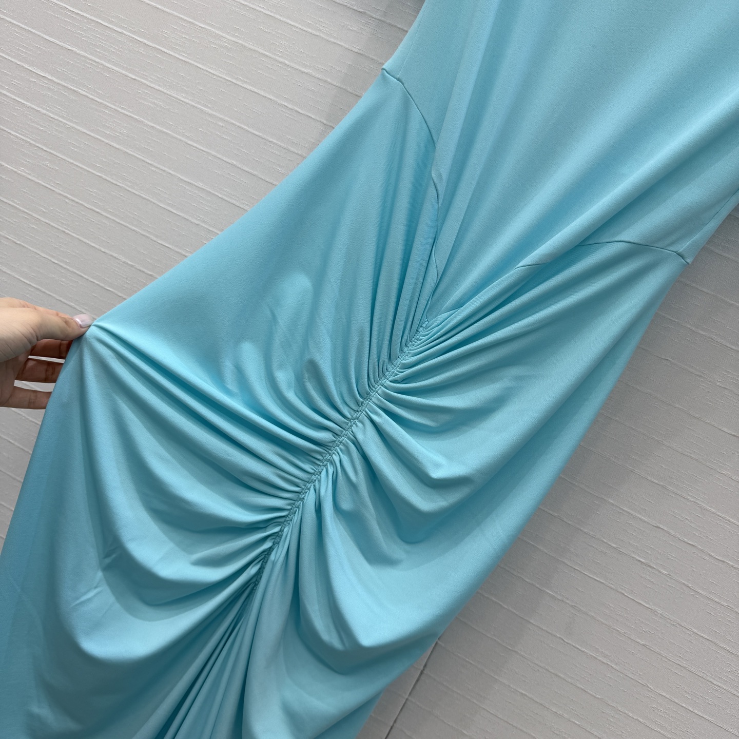 独家首发❤️Alai*新品褶皱立领短袖连衣裙，优雅性感迷人气质上身美到没朋友！气质垂领弹性包裹打造身体的