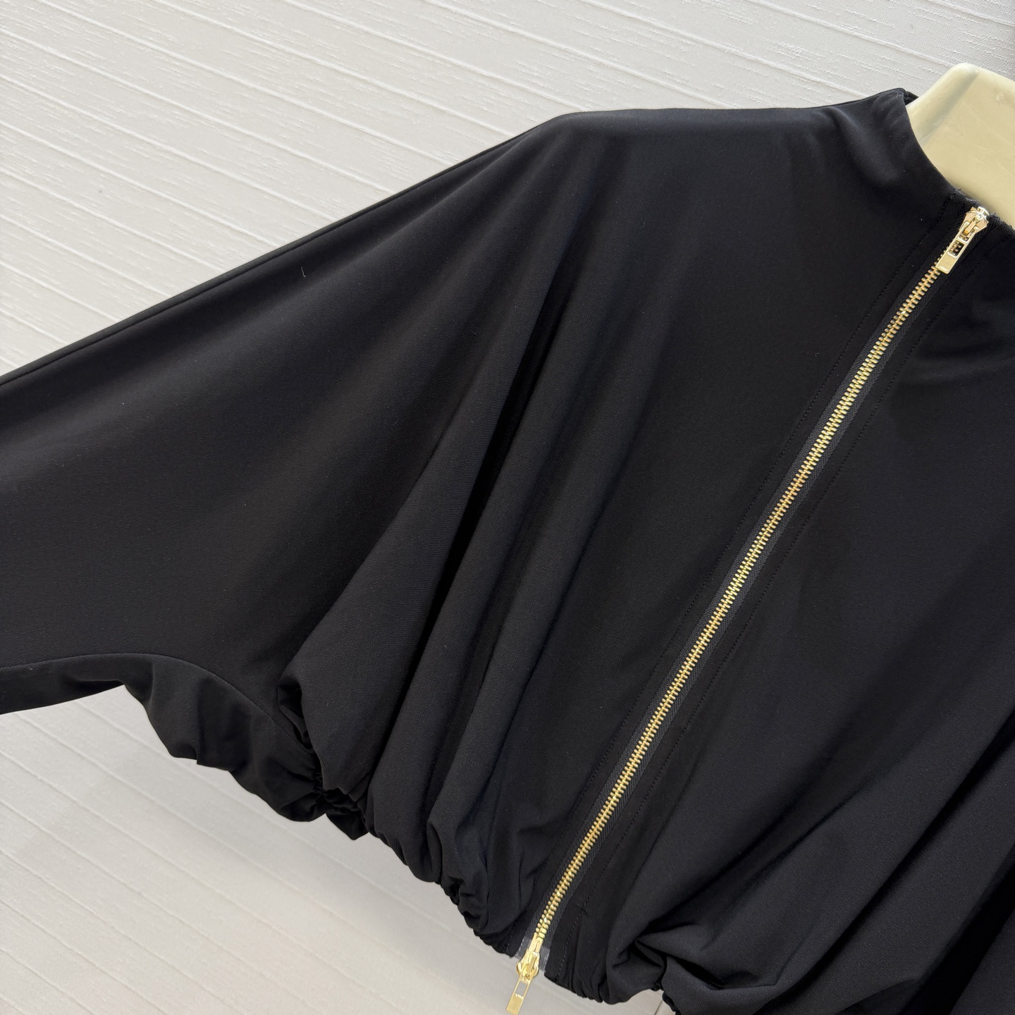 独家首发❤️Al*新品秦舒培同款褶皱套装，立领拉链缩褶摆夹克 宽松短款剪裁 ➕高腰垂褶不对称开叉半身裙，