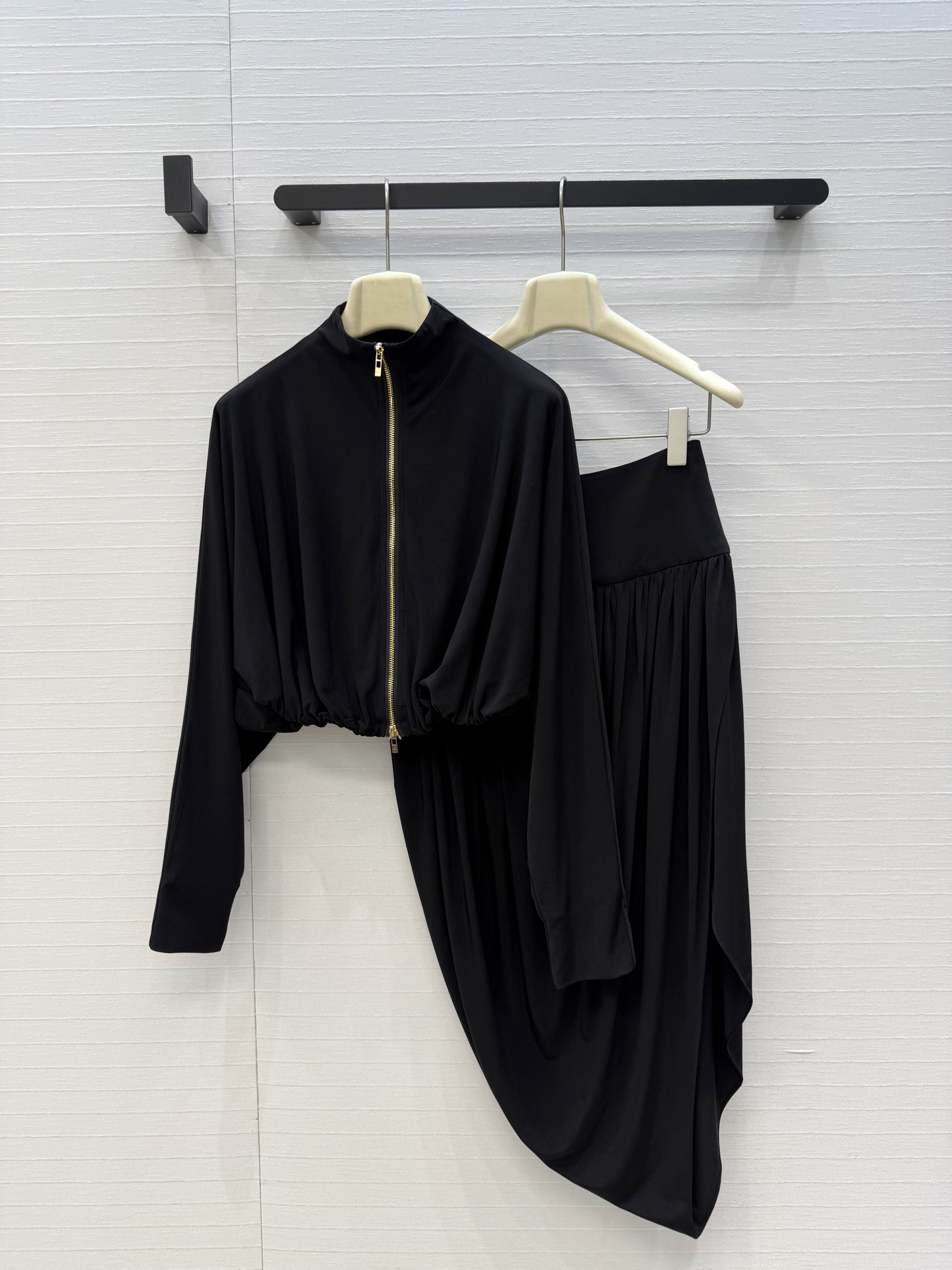 独家首发❤️Al*新品秦舒培同款褶皱套装，立领拉链缩褶摆夹克 宽松短款剪裁 ➕高腰垂褶不对称开叉半身裙，