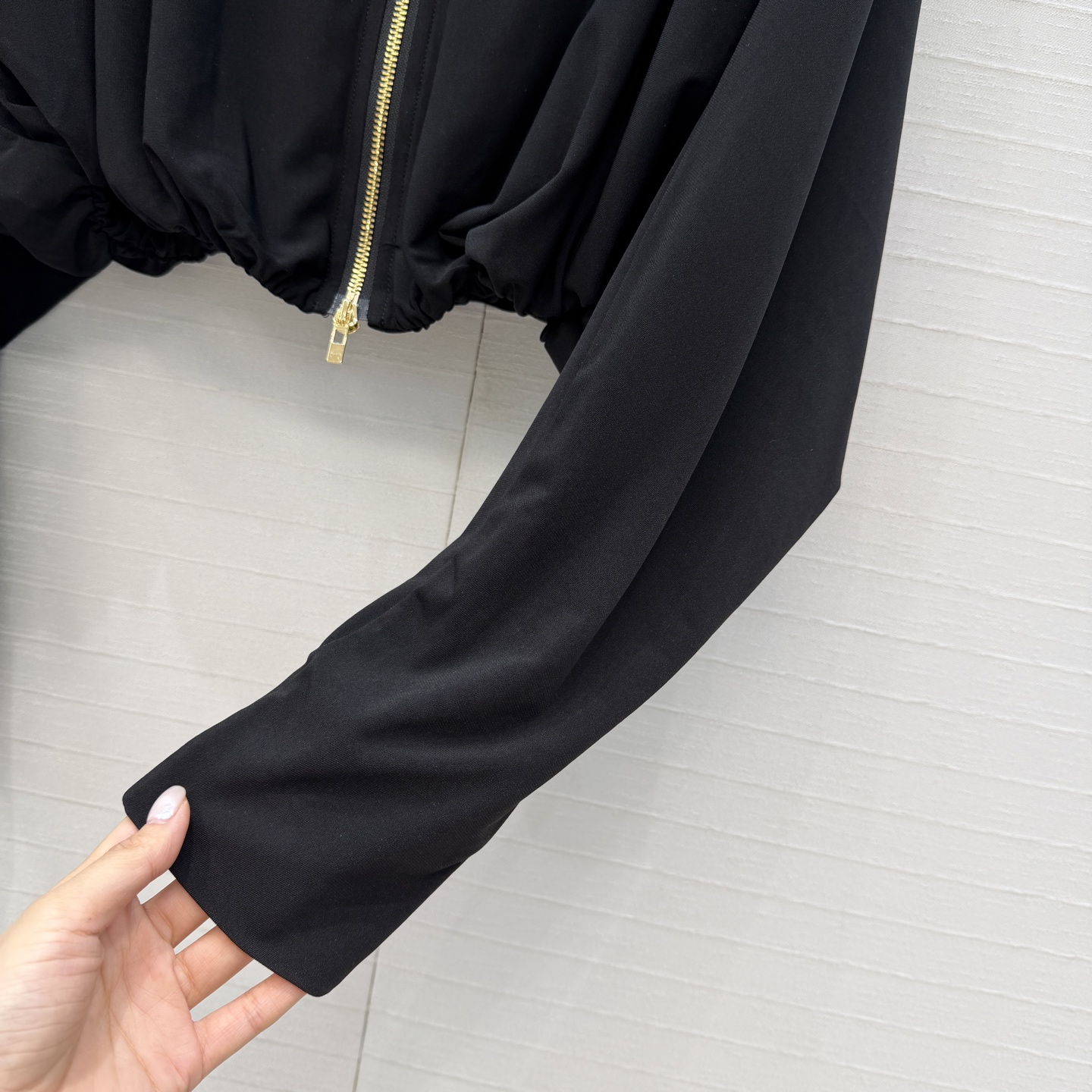 独家首发❤️Al*新品秦舒培同款褶皱套装，立领拉链缩褶摆夹克 宽松短款剪裁 ➕高腰垂褶不对称开叉半身裙，