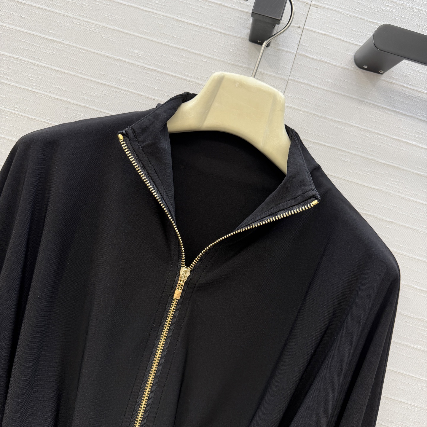 独家首发❤️Al*新品秦舒培同款褶皱套装，立领拉链缩褶摆夹克 宽松短款剪裁 ➕高腰垂褶不对称开叉半身裙，