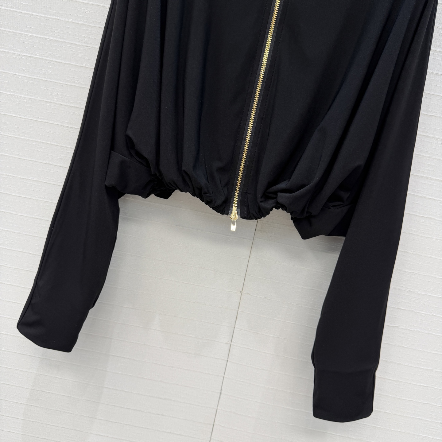 独家首发❤️Al*新品秦舒培同款褶皱套装，立领拉链缩褶摆夹克 宽松短款剪裁 ➕高腰垂褶不对称开叉半身裙，