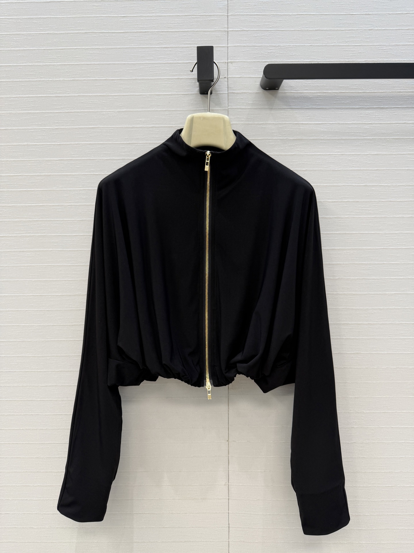 独家首发❤️Al*新品秦舒培同款褶皱套装，立领拉链缩褶摆夹克 宽松短款剪裁 ➕高腰垂褶不对称开叉半身裙，