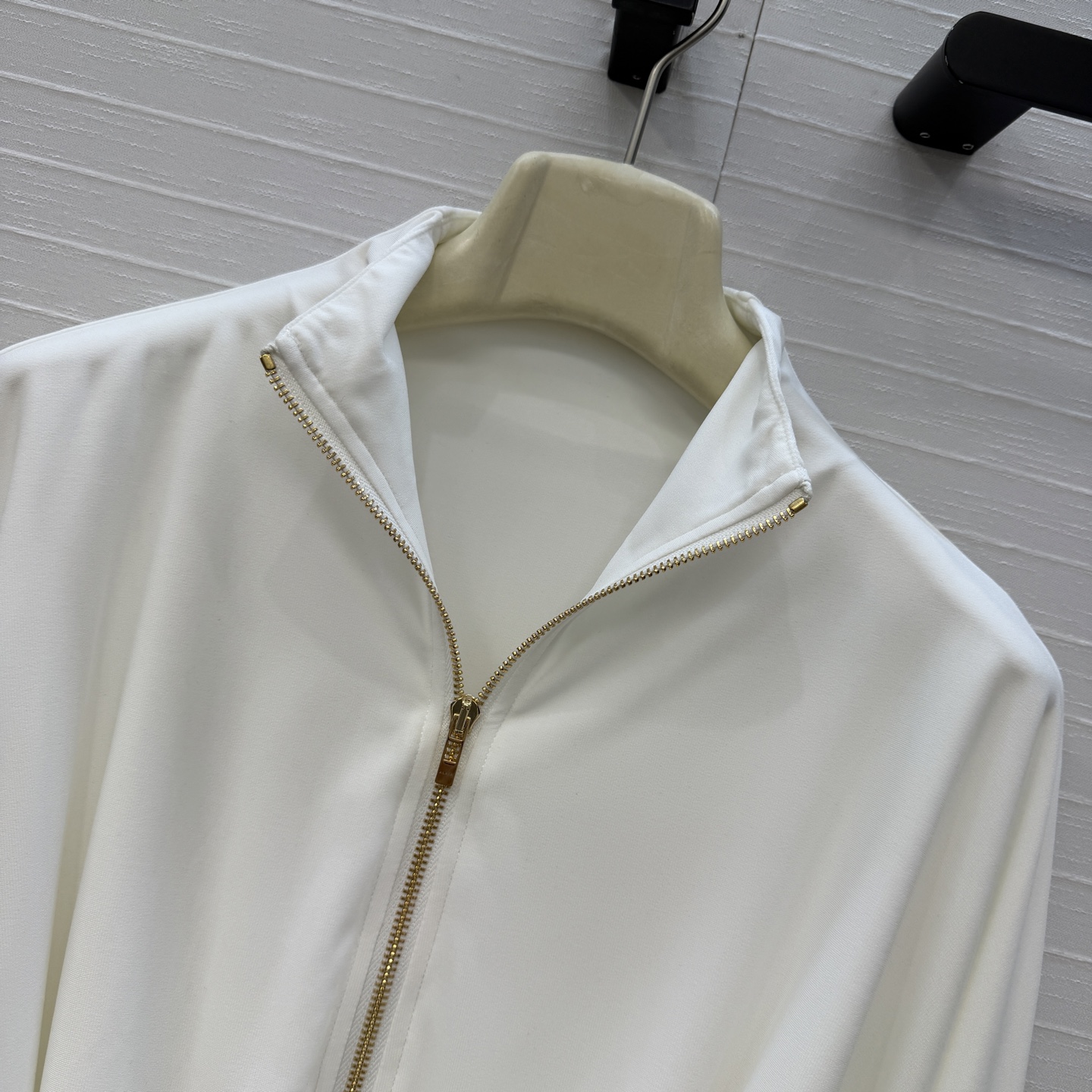 独家首发❤️Al*新品秦舒培同款褶皱套装，立领拉链缩褶摆夹克 宽松短款剪裁 ➕高腰垂褶不对称开叉半身裙，