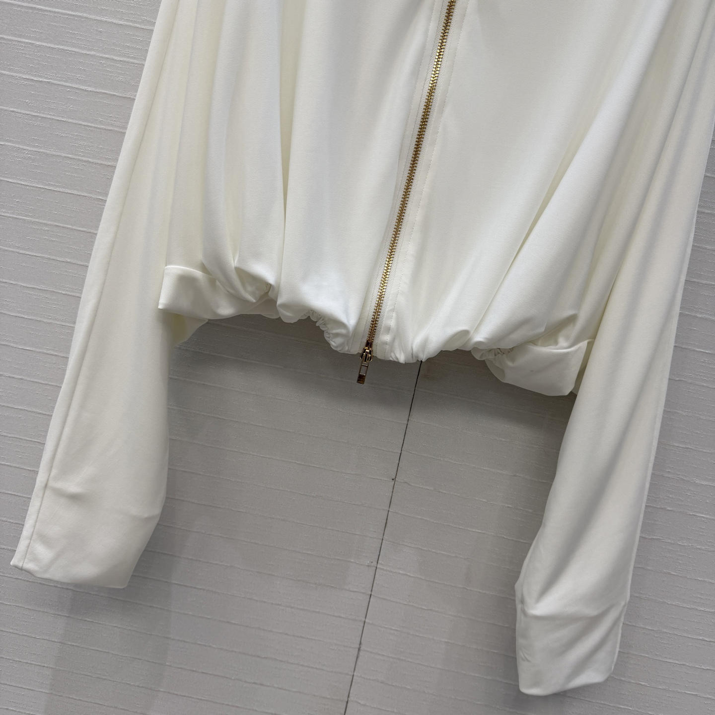 独家首发❤️Al*新品秦舒培同款褶皱套装，立领拉链缩褶摆夹克 宽松短款剪裁 ➕高腰垂褶不对称开叉半身裙，