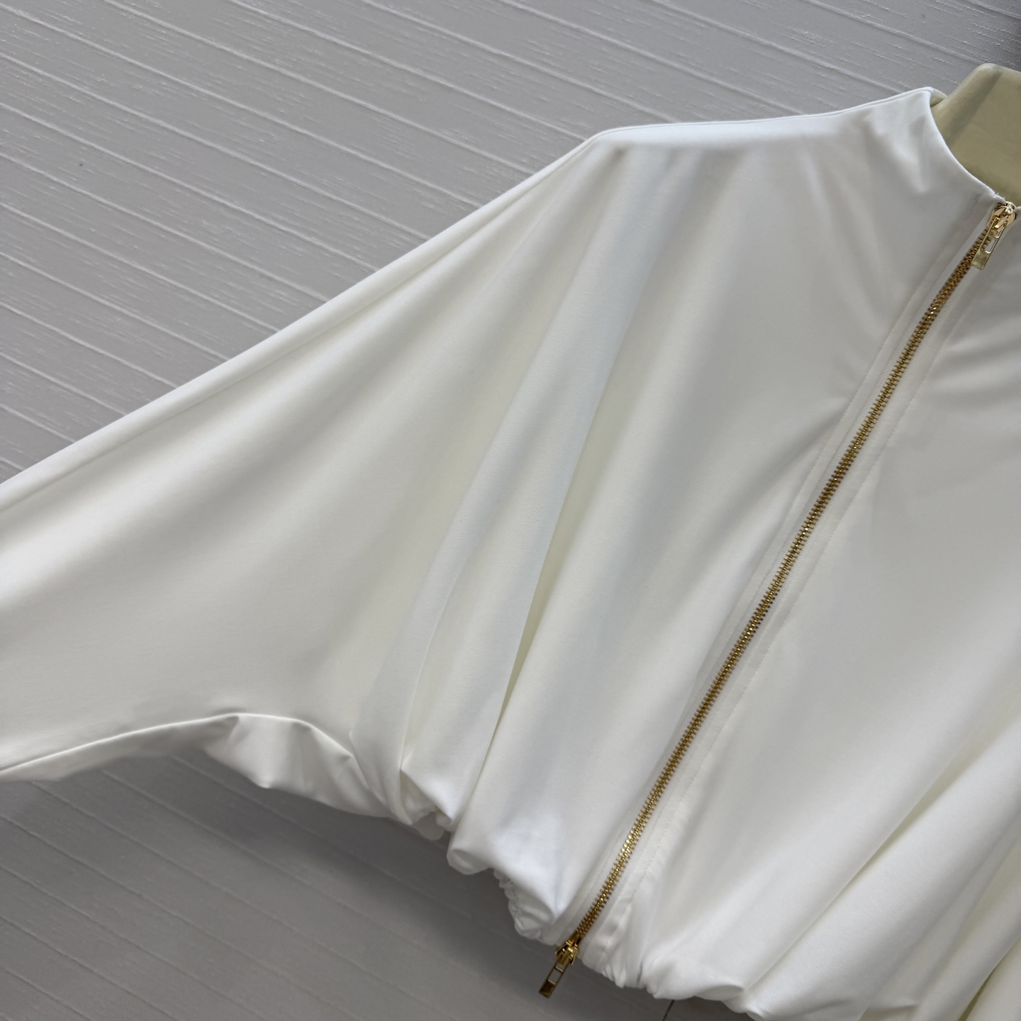 独家首发❤️Al*新品秦舒培同款褶皱套装，立领拉链缩褶摆夹克 宽松短款剪裁 ➕高腰垂褶不对称开叉半身裙，